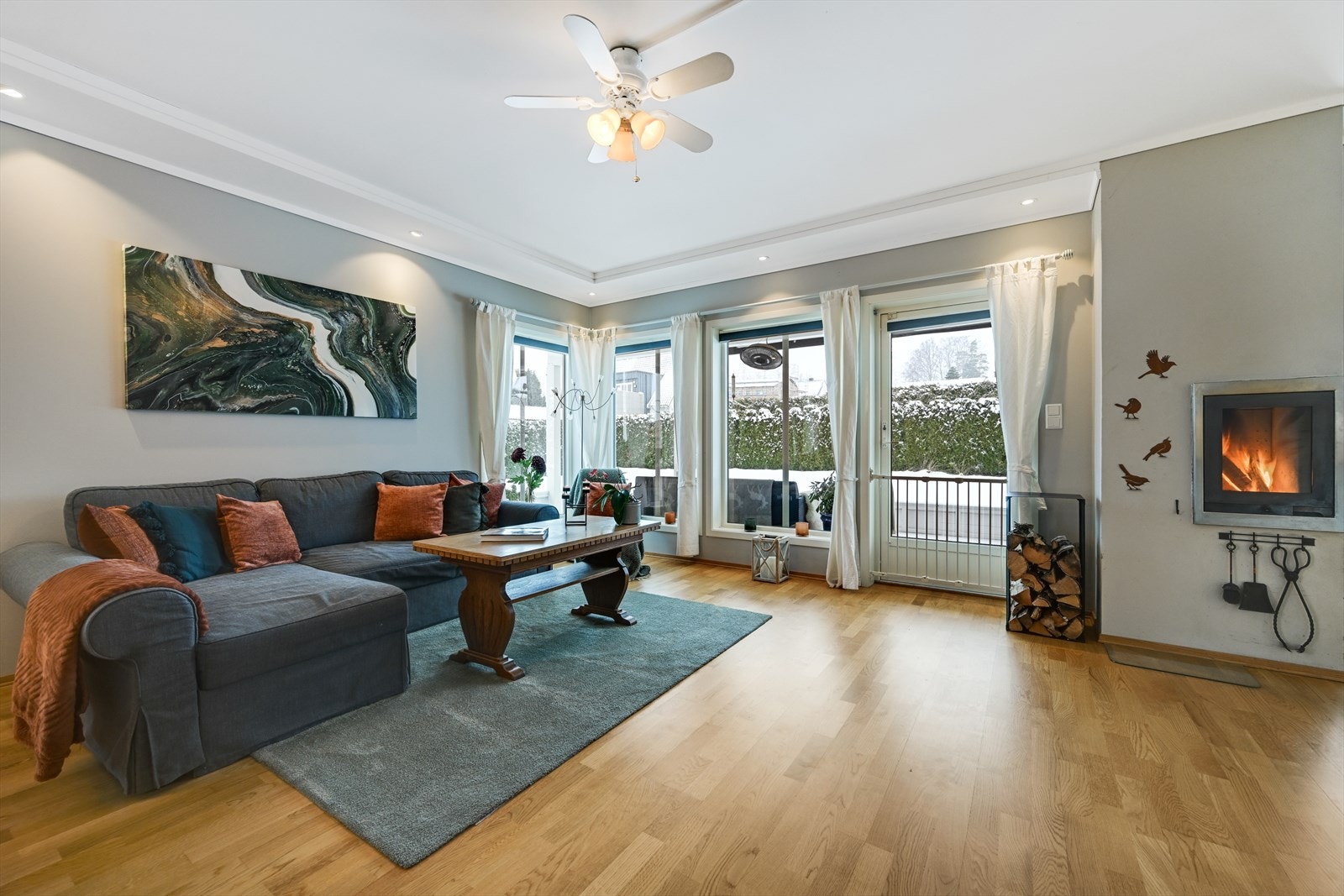 En lys og innbydende stue med store vindusflater som gir rikelig med naturlig lys og samtidig svært lite innsyn. Galleribilde