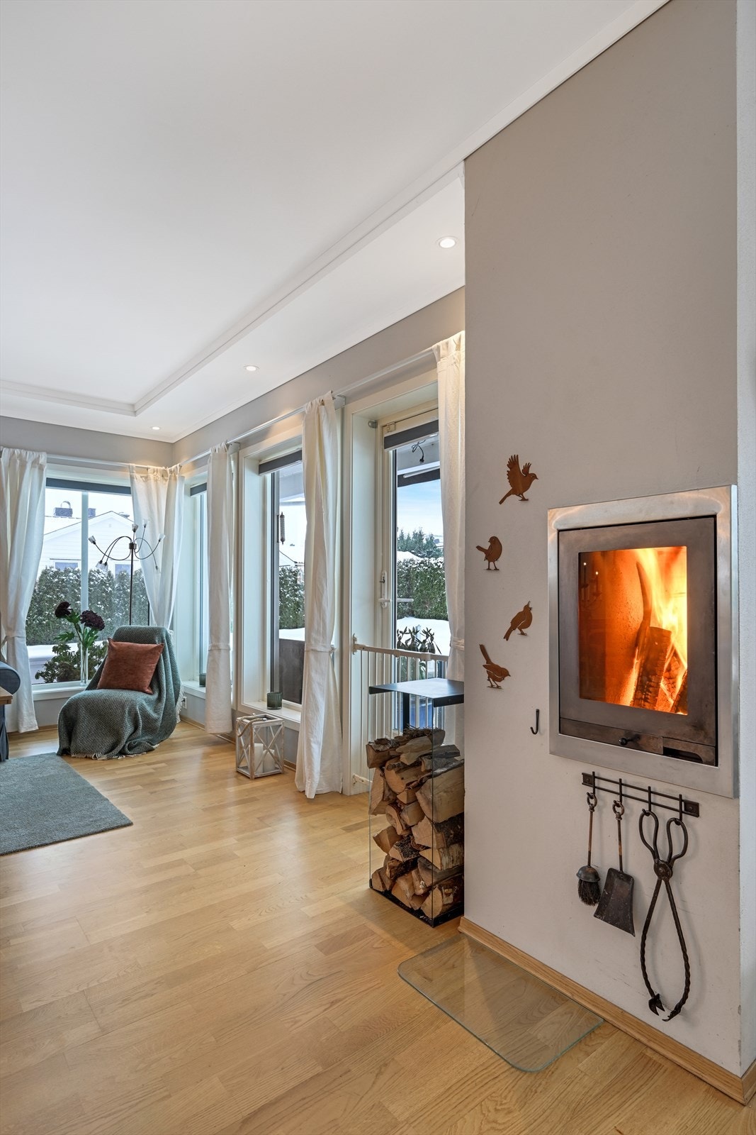 Det er alternativ oppvarming med varmepumpe(ny i 2025) og peisovn, som gir en behagelig varme og god komfort. Galleribilde