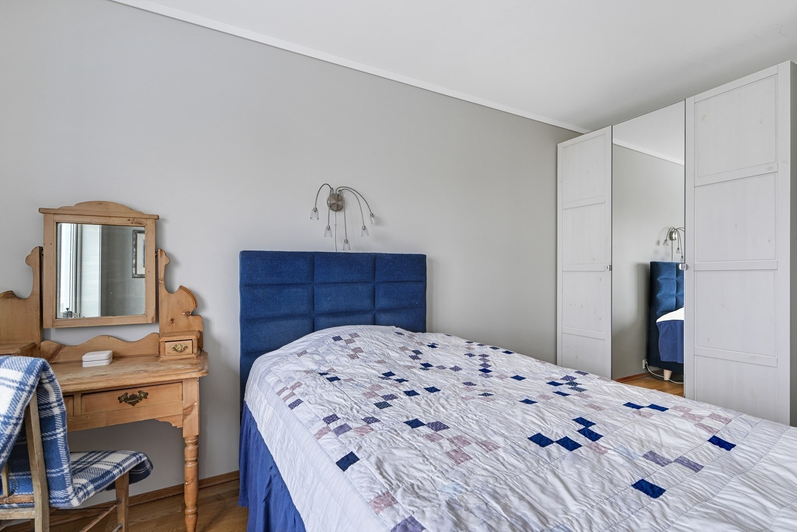 Romslig soverom 1 med garderobeskap. Galleribilde