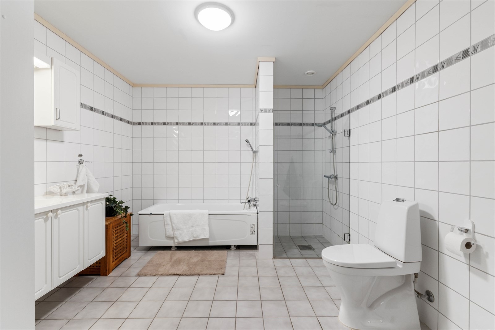 Leiligheten har to romslige baderom, begge med adkomst fra gangen. Hovedbadet er stort med flislagte overflater og gulvvarme. Galleribilde