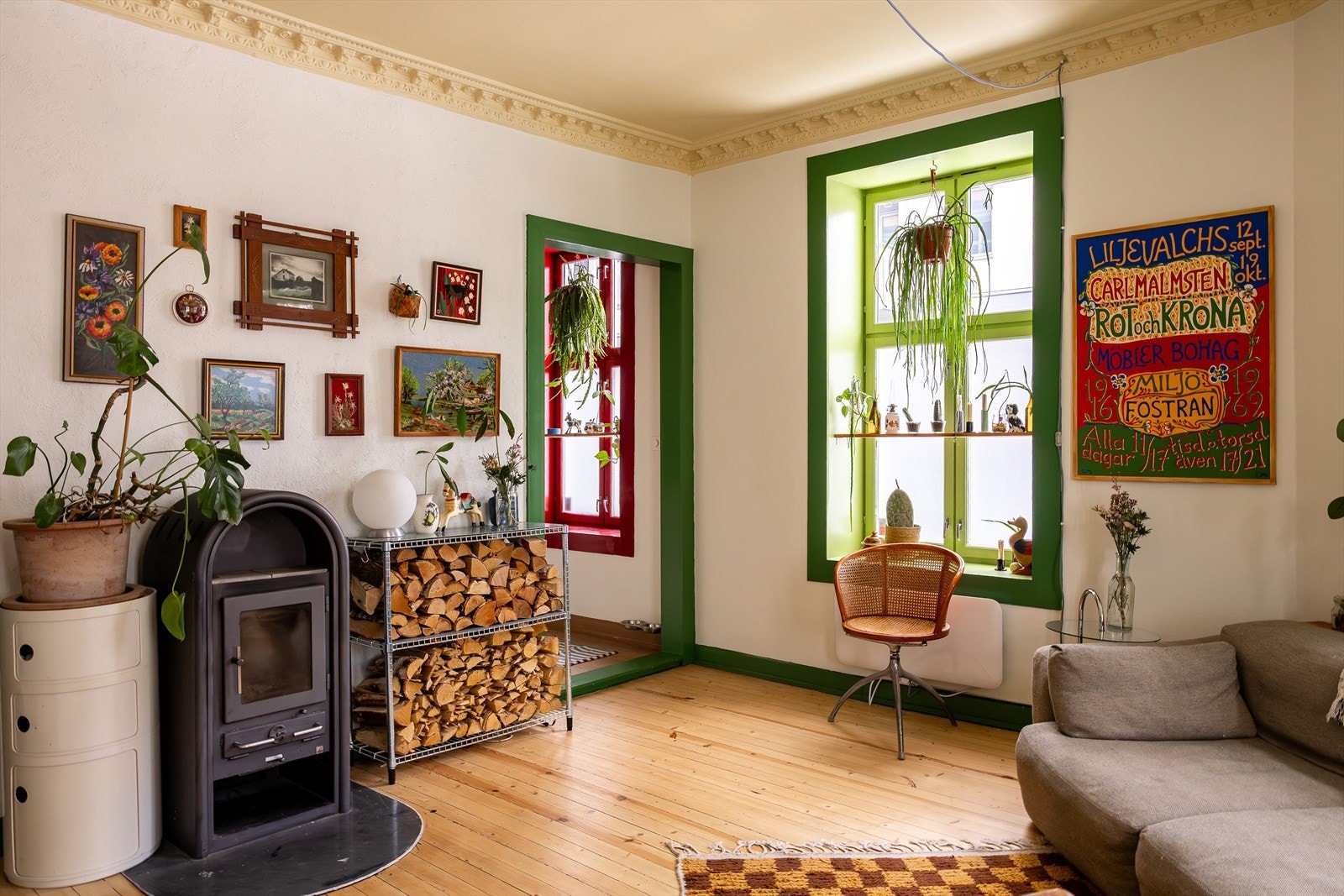 Om vinteren holder du deg varm ved hjelp av den hyggelige peisen. Galleribilde