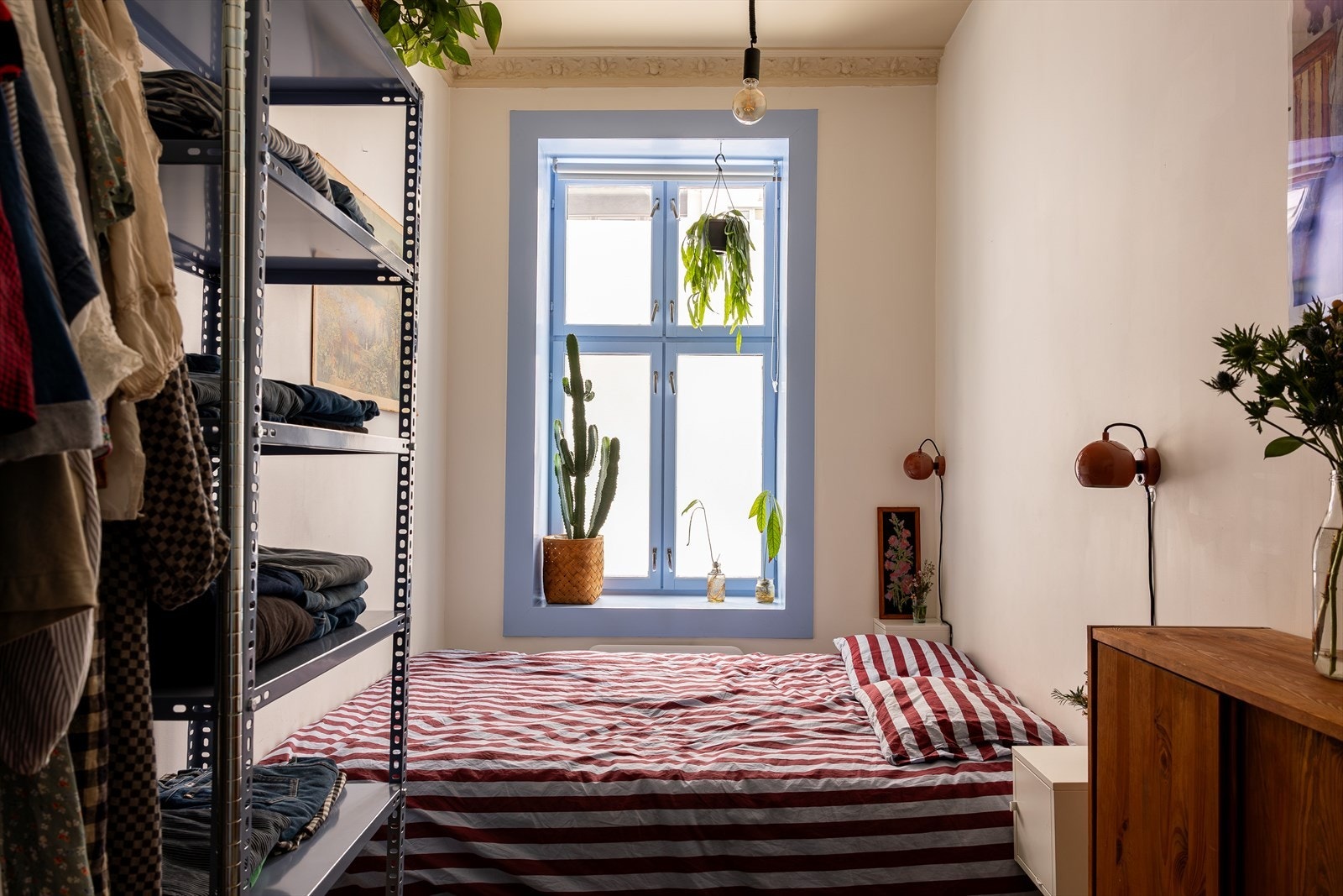 De blå karmene er en hyggelig kontrast mot de ellers naturlige fargene. Galleribilde