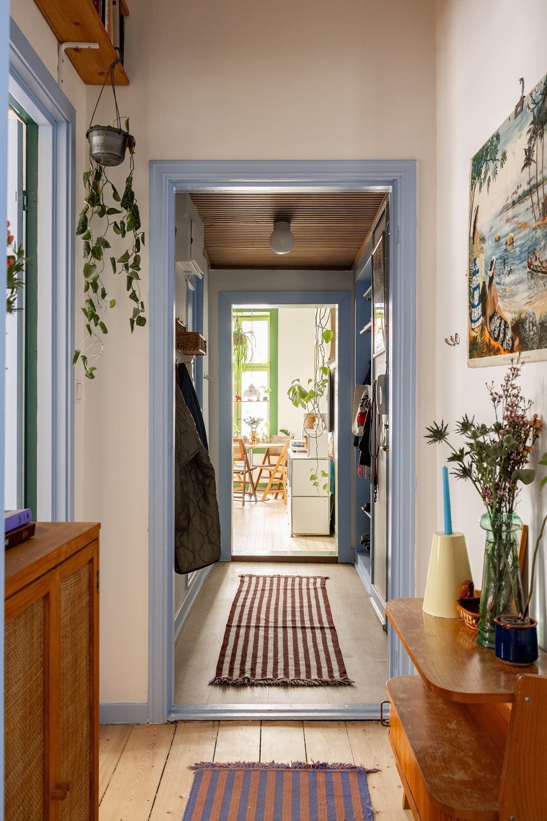 En hyggelig gang fører deg mellom rommene. Galleribilde