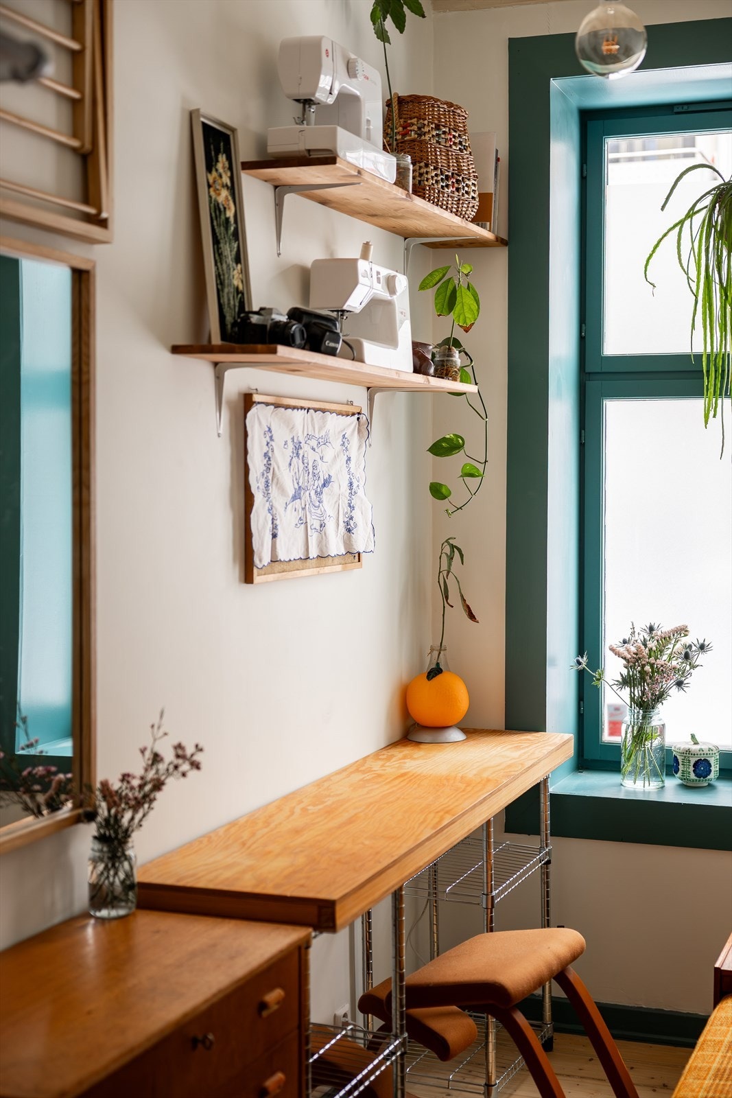 Rommet er i dag innredet med sofa og skrivebord. Galleribilde