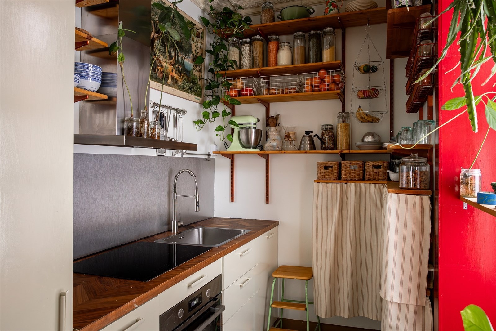 Kjøkkenet er fra 2023. Ny vask, kran og vifte i 2024. Kjøkkenkroken er smart innredet, slik at du utnytter plassen til det fulle. Galleribilde