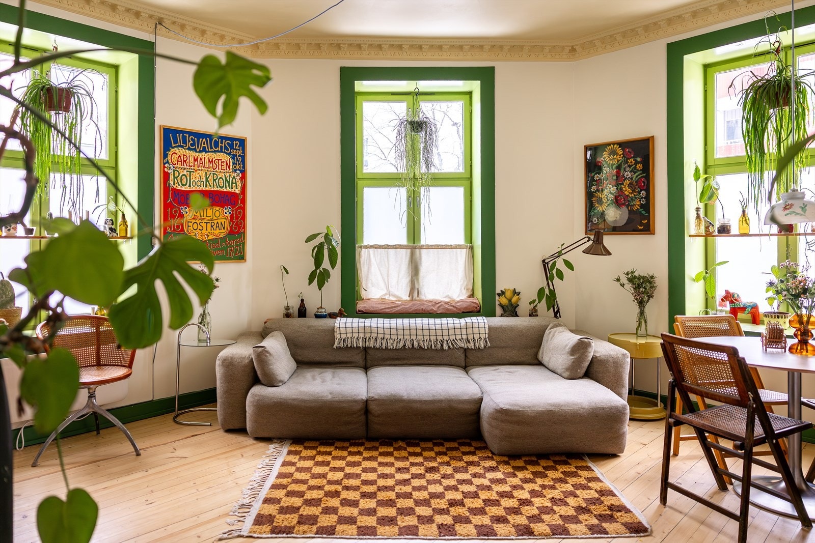 En nydelig 3-roms klassisk leilighet med rosett, stukkatur og et lystig fargepalett. Galleribilde