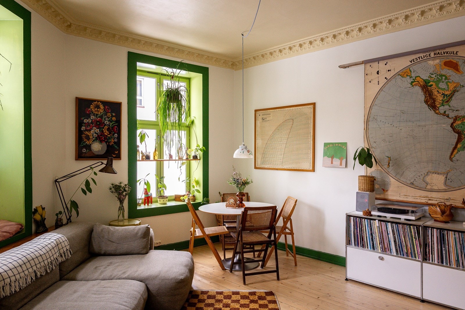 Stuen fungerer som et sosialt allrom. Her har du plass til innredning i ulike soner, med både spisestue og sofagruppe. Galleribilde