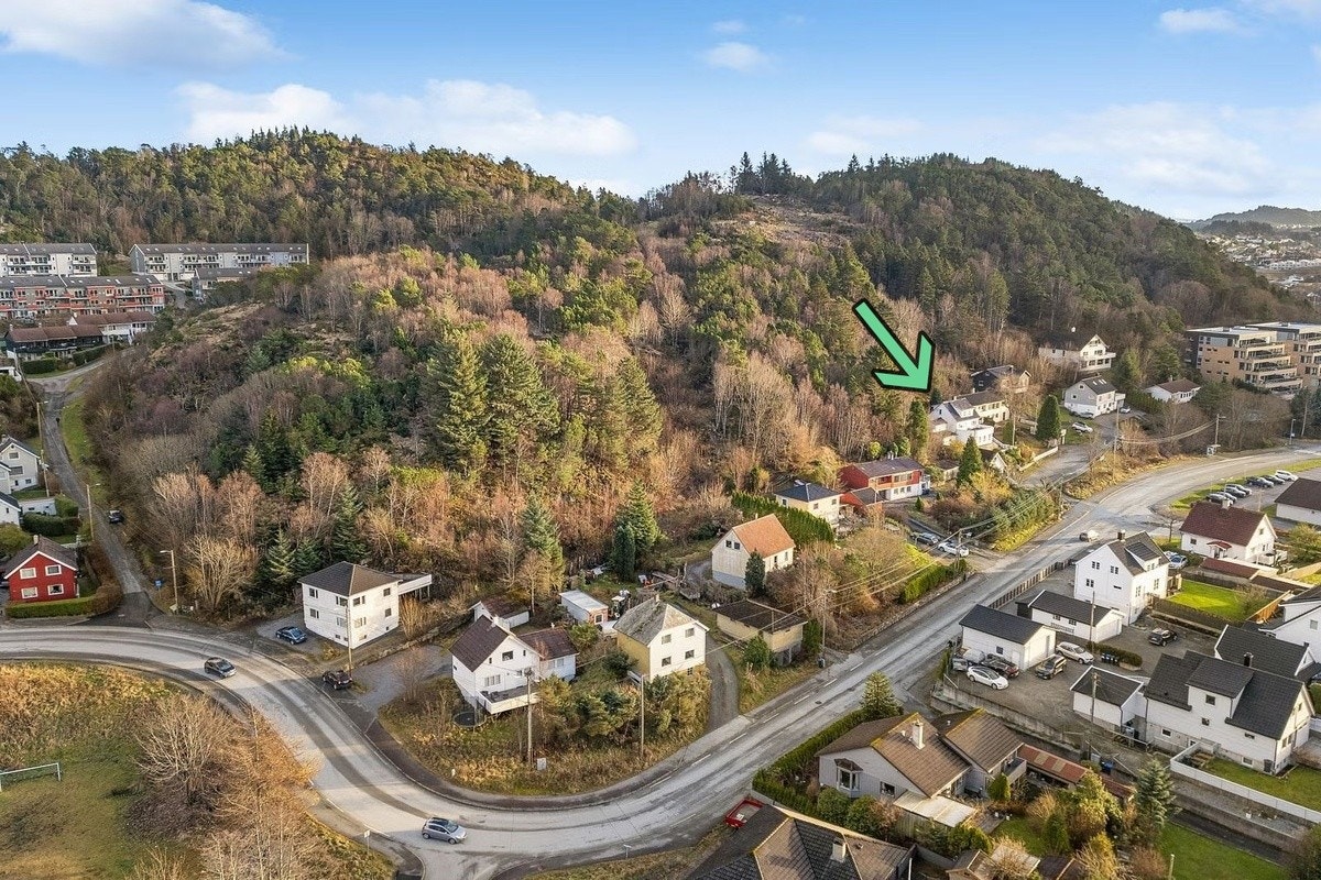 Eiendommen har en naturskjønn beliggenhet med nærhet til skog og friområder. Galleribilde