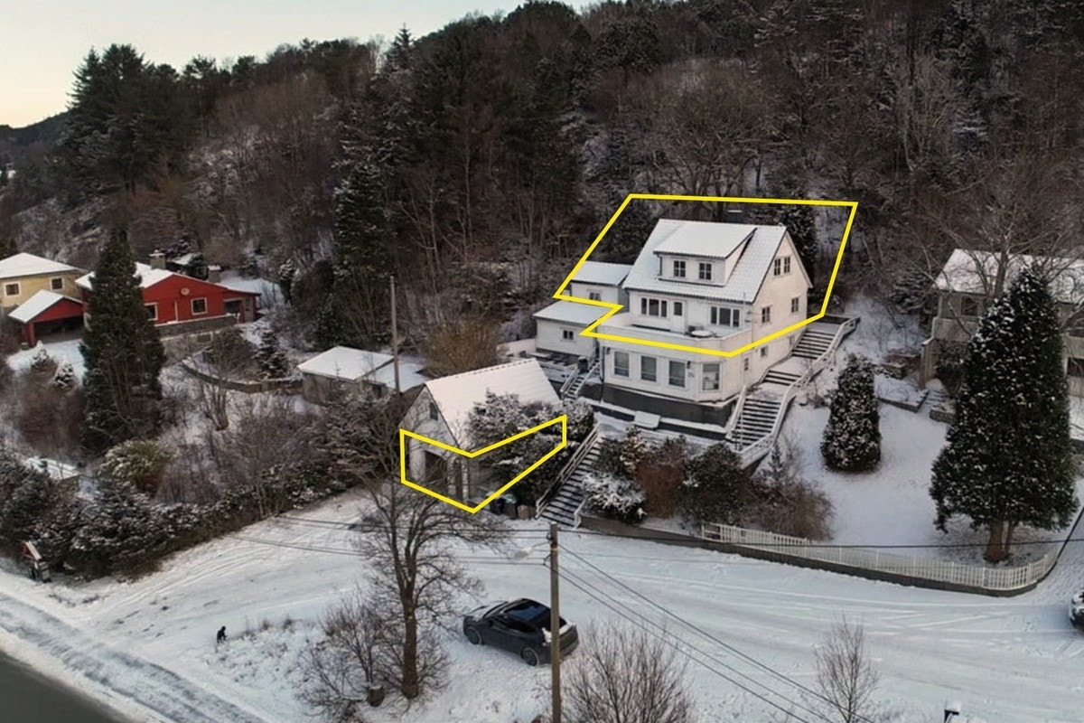 Sentral enebolig hoveddel med garasje. Gul markering viser hva som inngår. Galleribilde