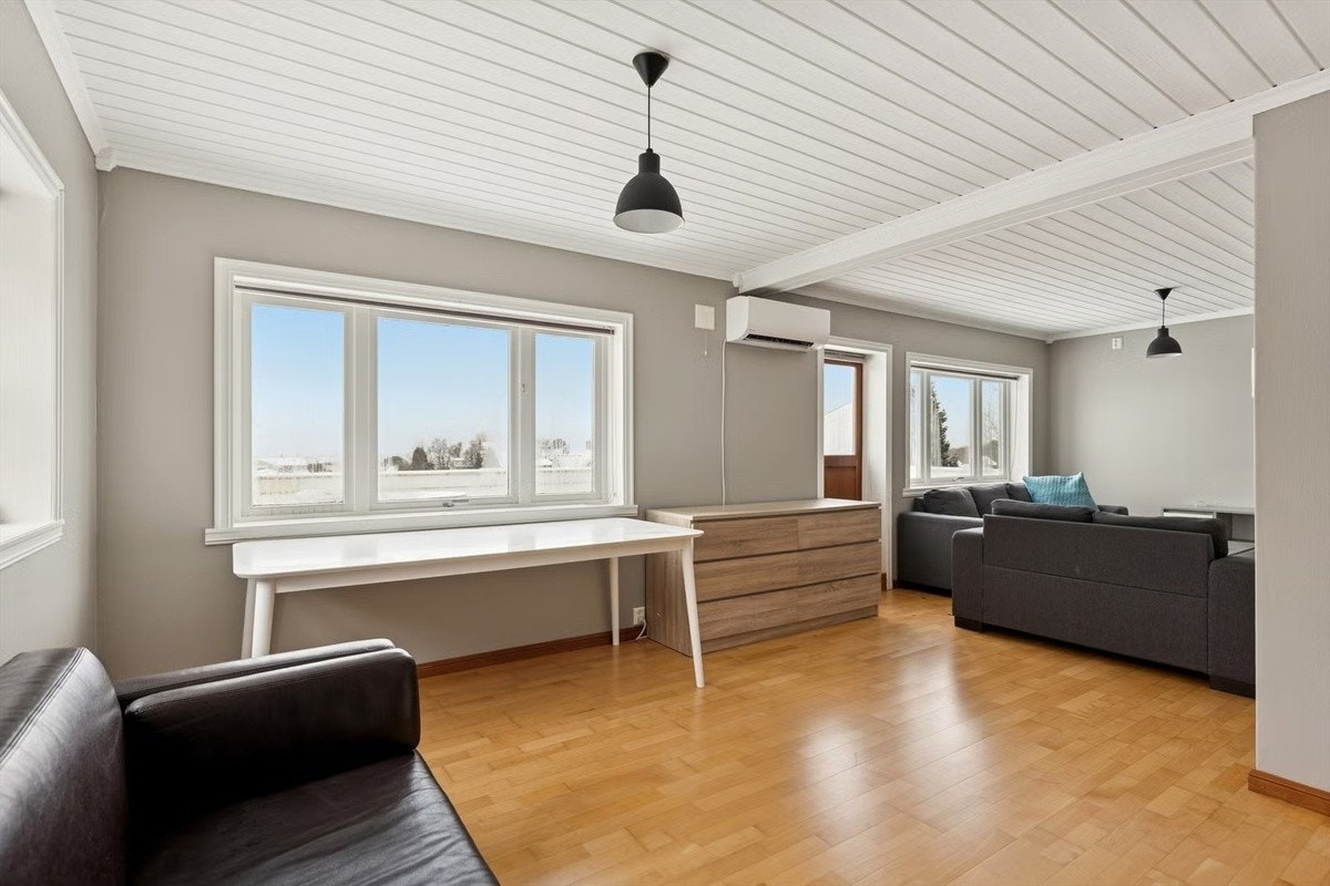 Store vinduer gir godt lysinnslipp og fin utsikt. Galleribilde