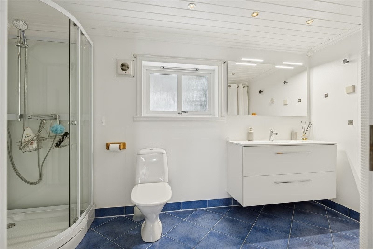 Kombinert bad/ vaskerom med flislagt gulv. Galleribilde