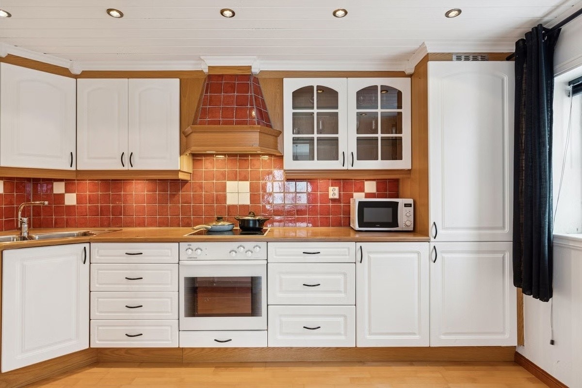 Kjøkken med hvitevarer Galleribilde