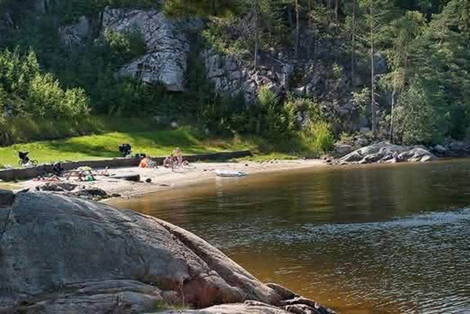 Er også gangavstand til strand og bryggeanlegg. Selgers bilde Galleribilde