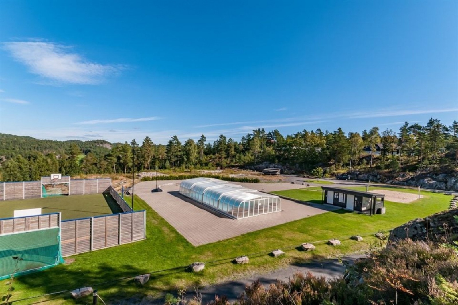 Fra eiendommen er det gangavstand til felles basseng og ballbinge. Selgers bilde Galleribilde