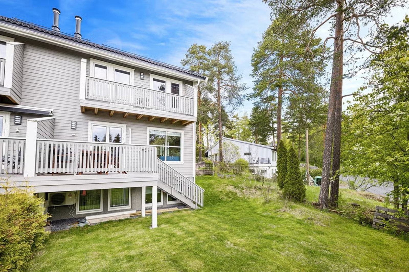 Bilde av hagen på sommeren som inviterer til sommeridyll på sitt beste. Galleribilde