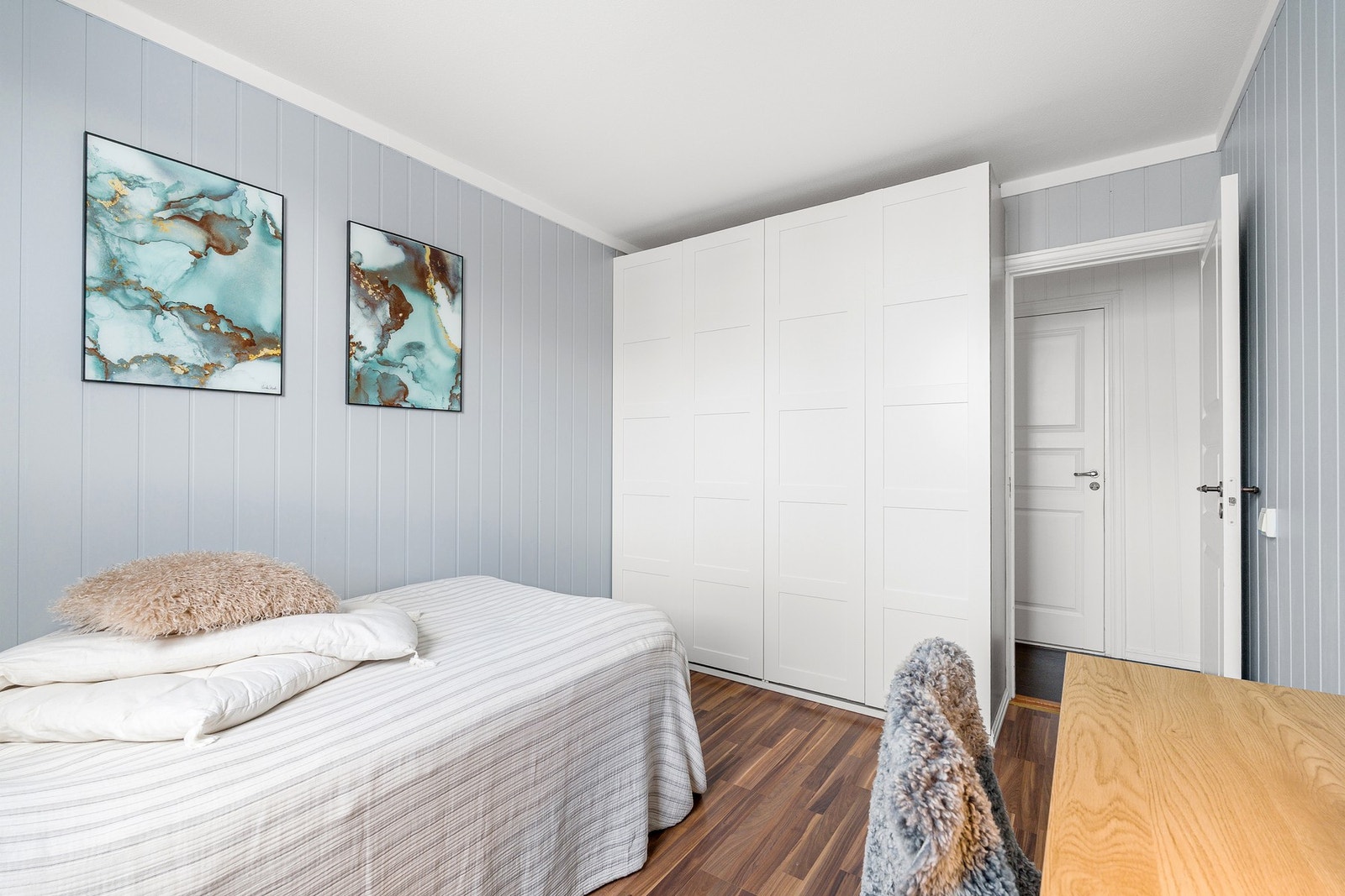 God plass til både skrivebord og oppbevaring. Galleribilde