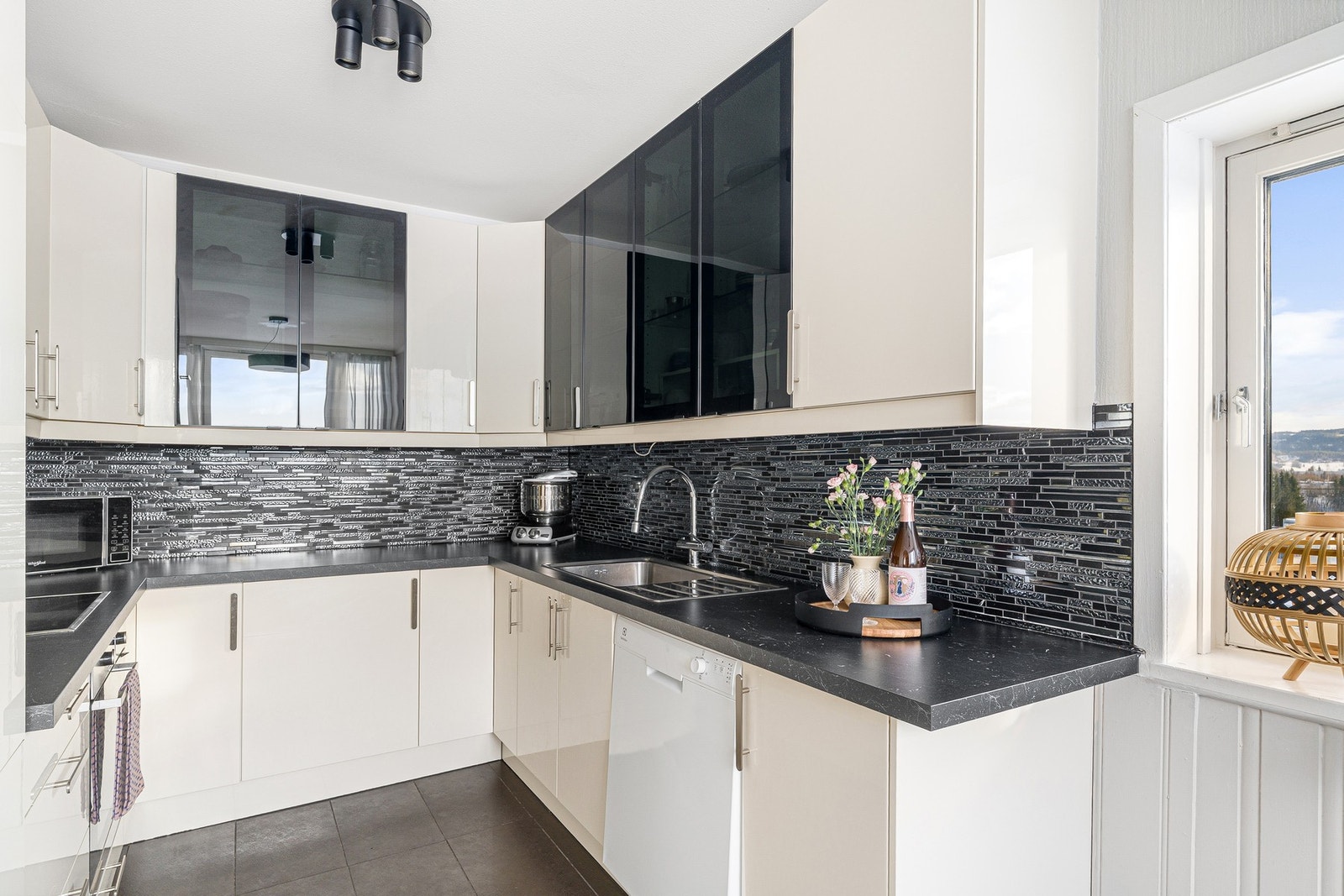 Kjøkkenet har gjennomtenkte detaljer som skaper et helhetlig og moderne preg. Galleribilde