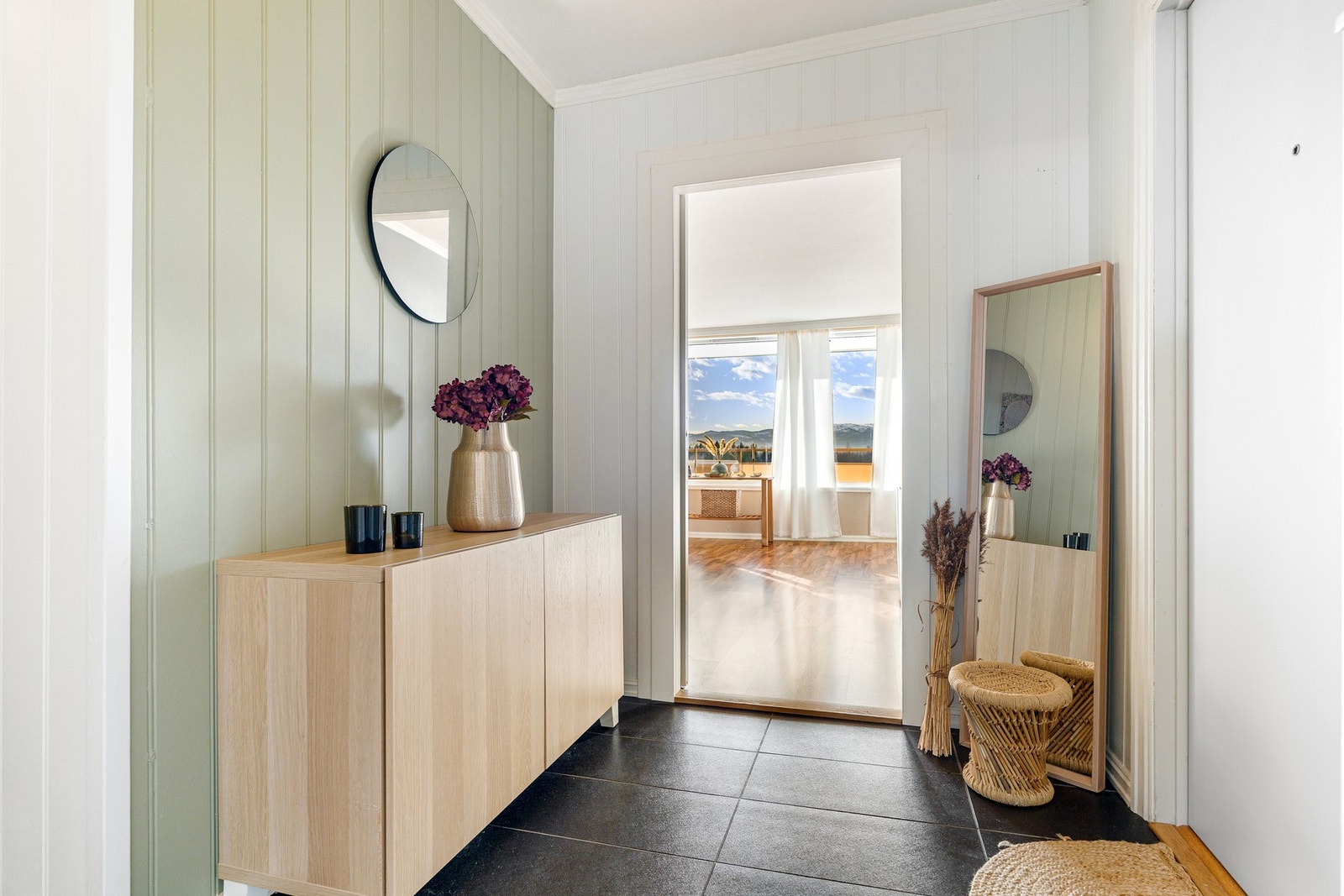 Lettstelt gang med naturlig flyt videre inn i boligen. Galleribilde