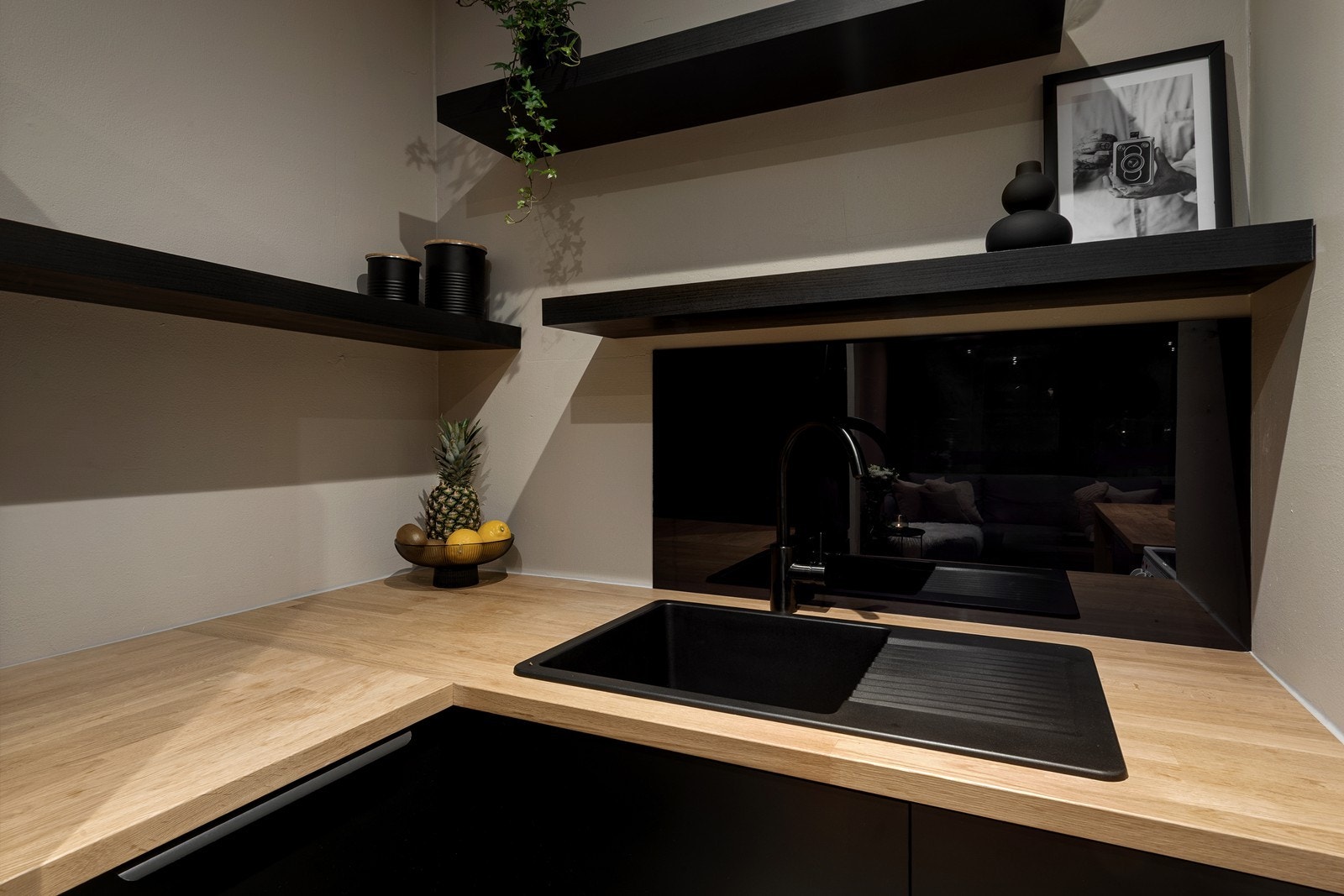 Innredningen har lekre og kontrastfylte fargetoner. Galleribilde