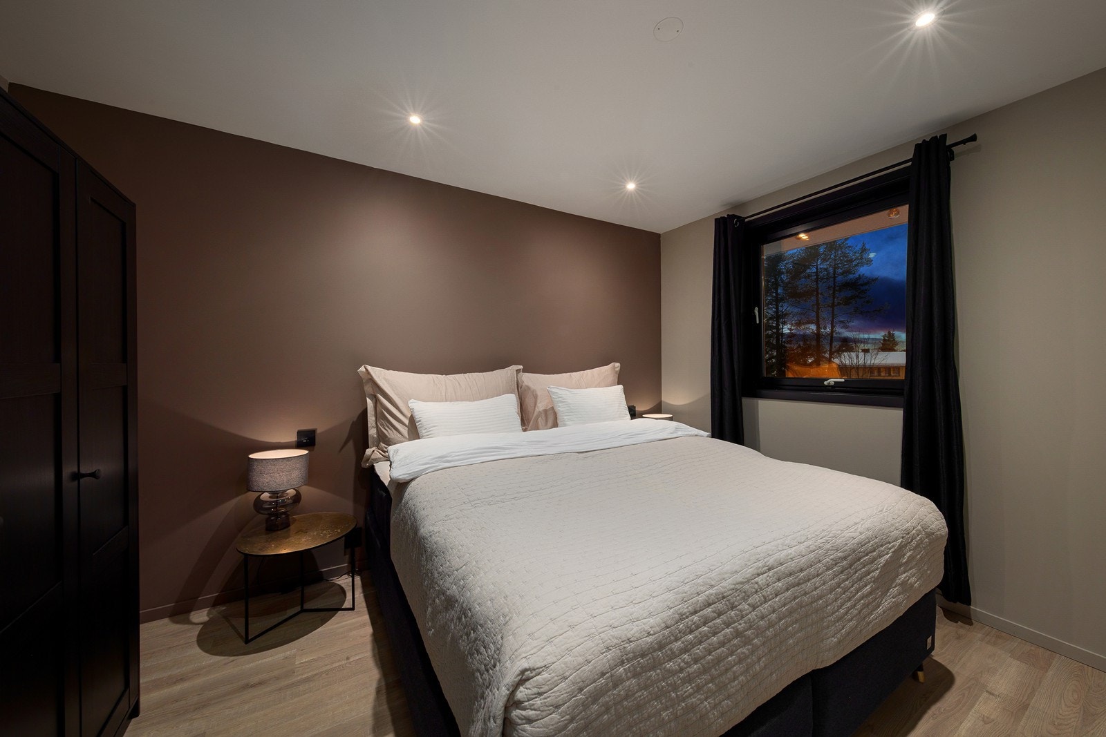 Det er også mulighet for oppbevaringsplass i garderobeskap. Galleribilde