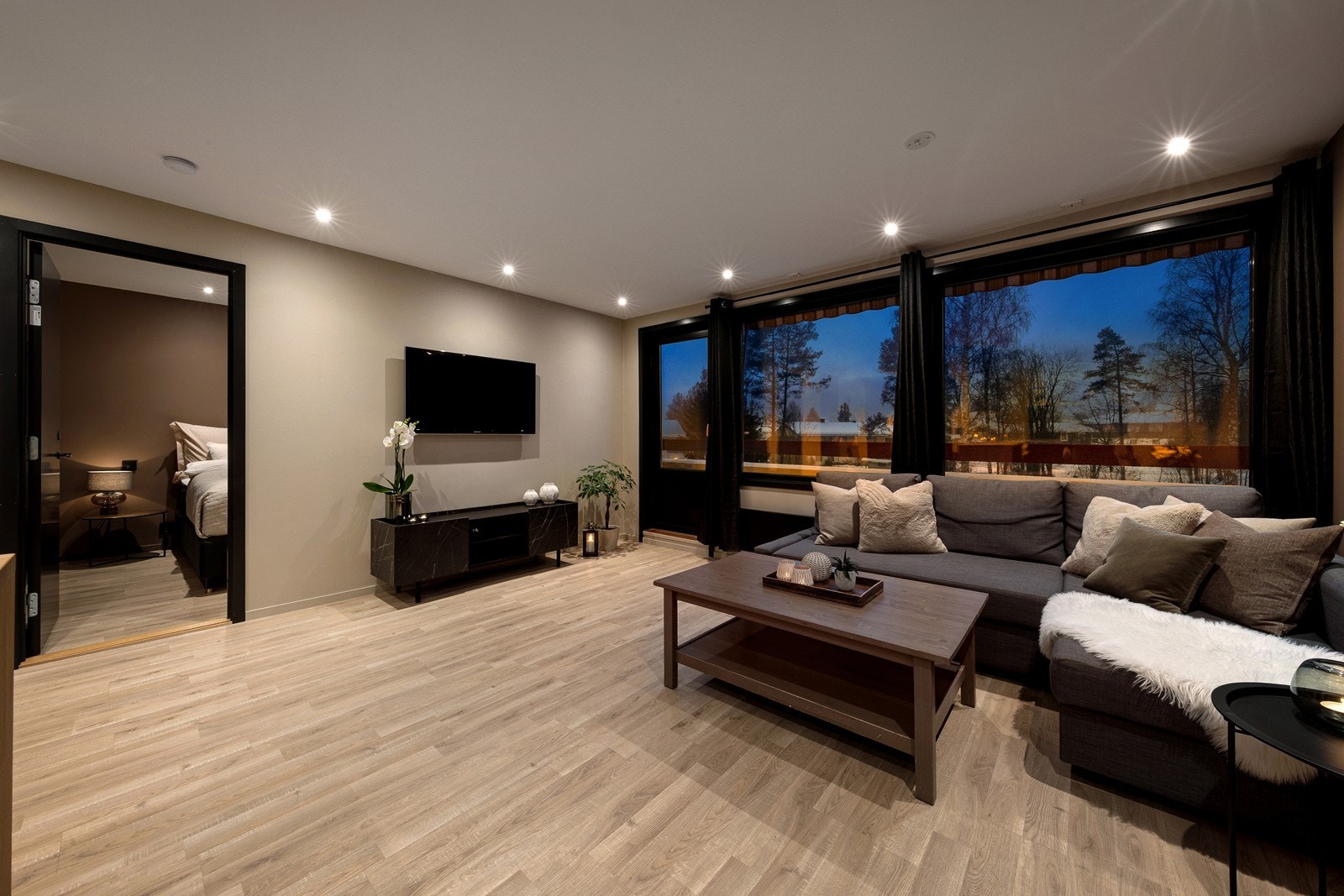 Under renoveringen ble det lagt stor fokus på god planløsning, kvalitetsmaterialer, smarte løsninger og sømløse overganger. Galleribilde