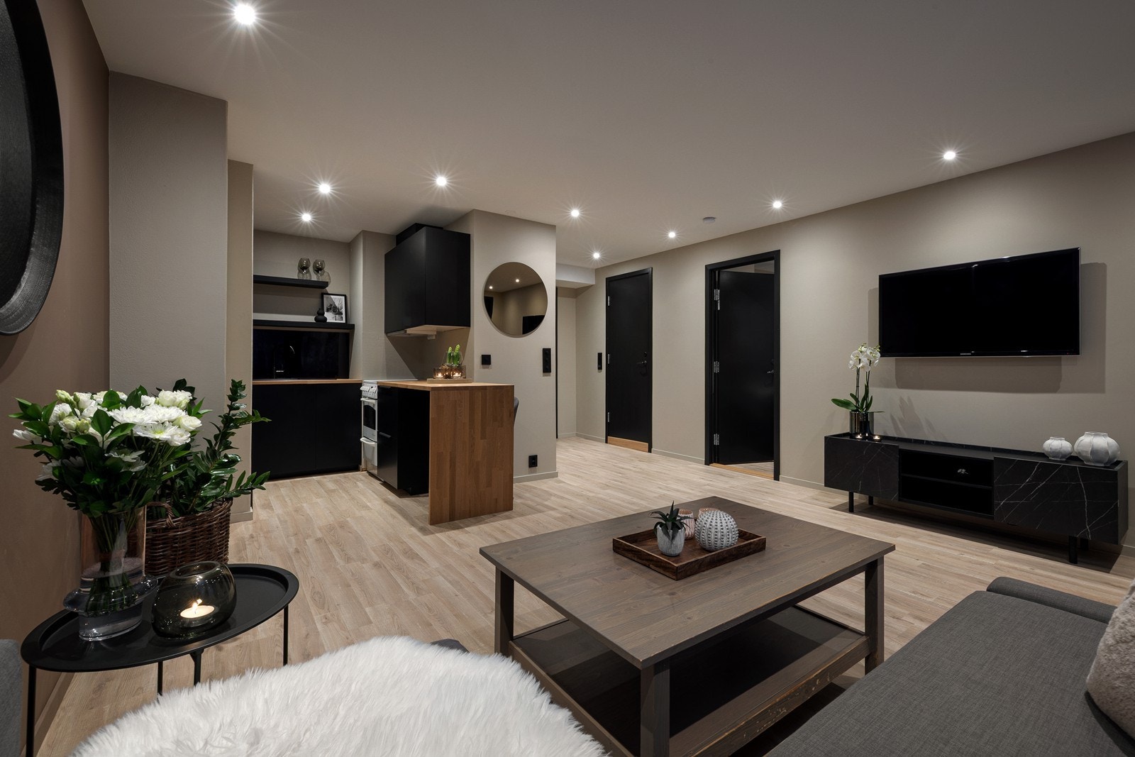 Overflatene er malt i lune fargetoner som sammen med dimbare downlights i tak gir en hyggelig atmosfære. Galleribilde