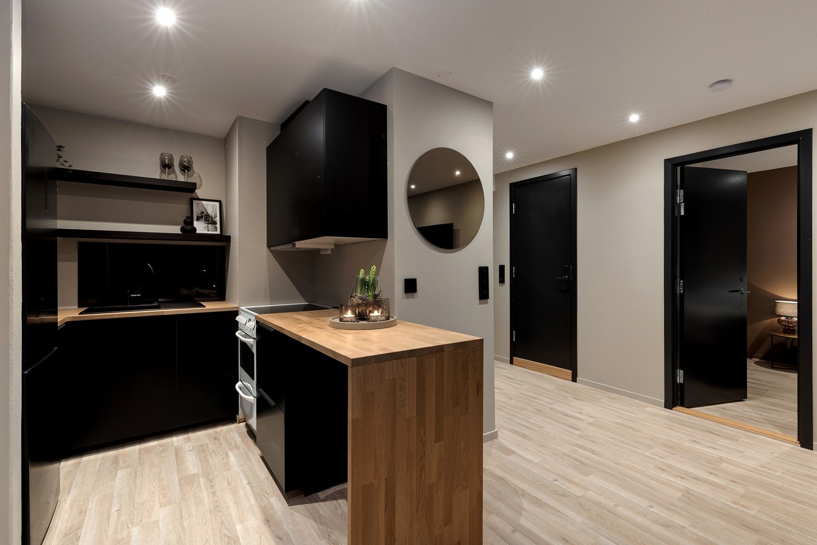 Kjøkkenet er utstyrt med en innredning med glatte fronter og en benkeplate i heltre. Galleribilde