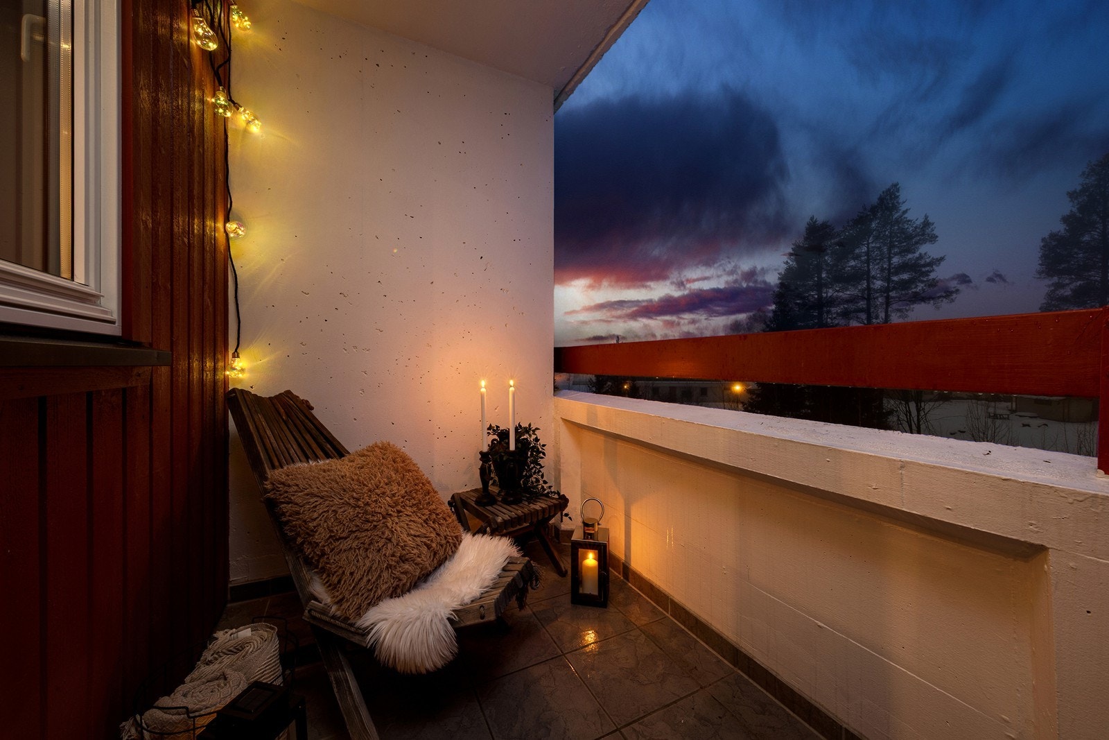 Balkongen ligger skjermet til og har plass til en liten sitteplass. Galleribilde