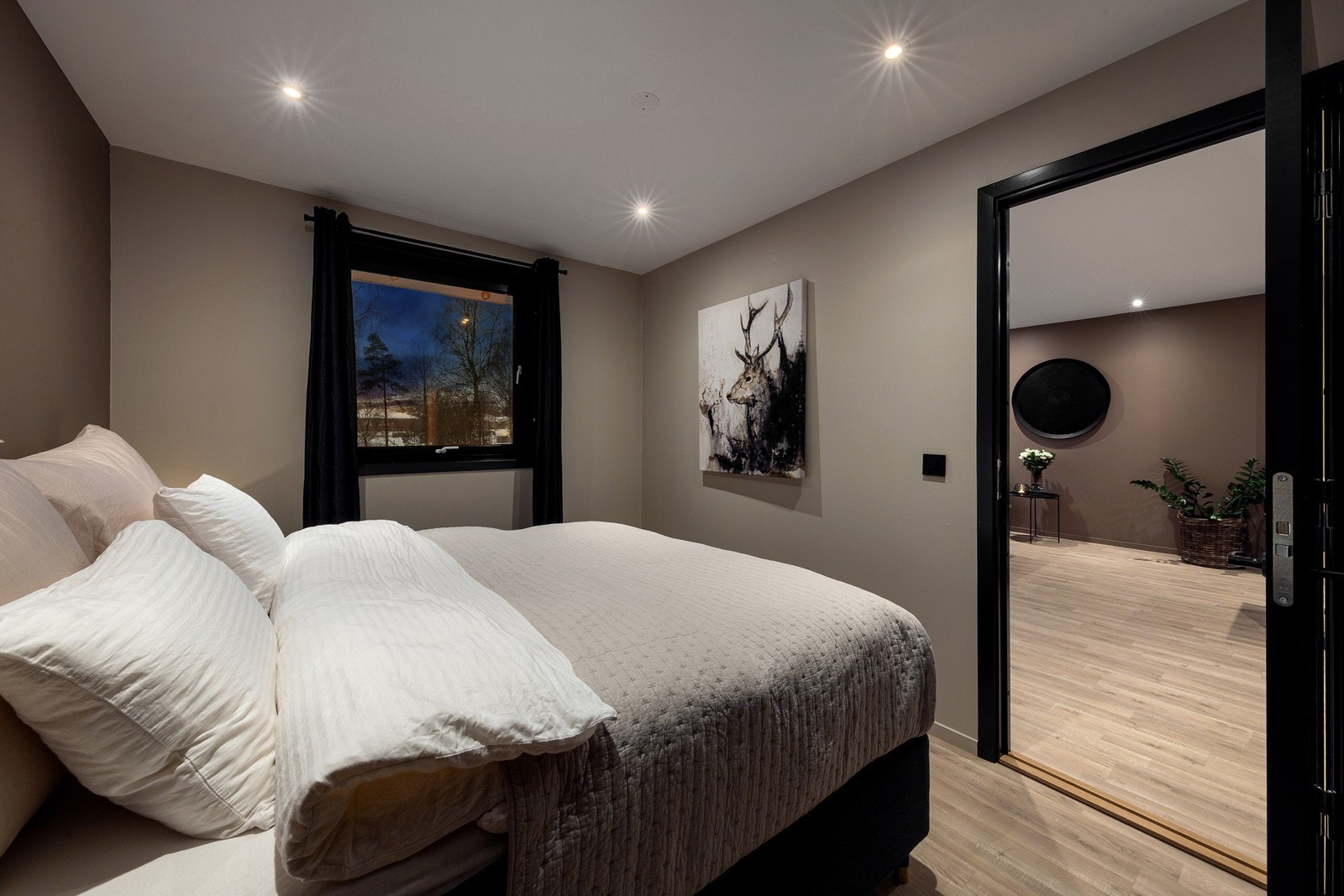 Soverommet er av god størrelse, med plass til møblering av dobbeltseng. Galleribilde