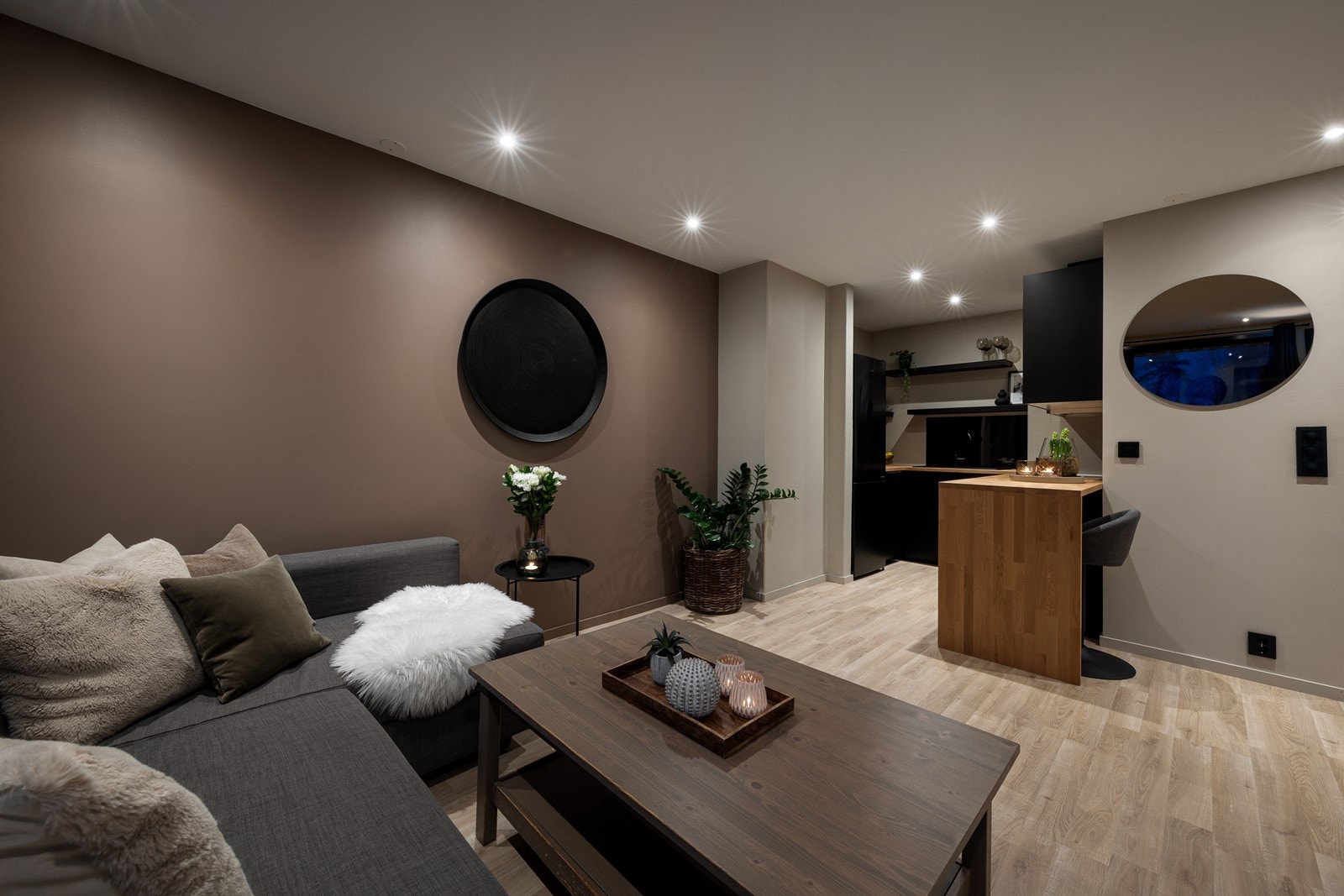 Stue- og kjøkken ligger i en åpen løsning, noe som bidrar til en god romfølelse. Galleribilde