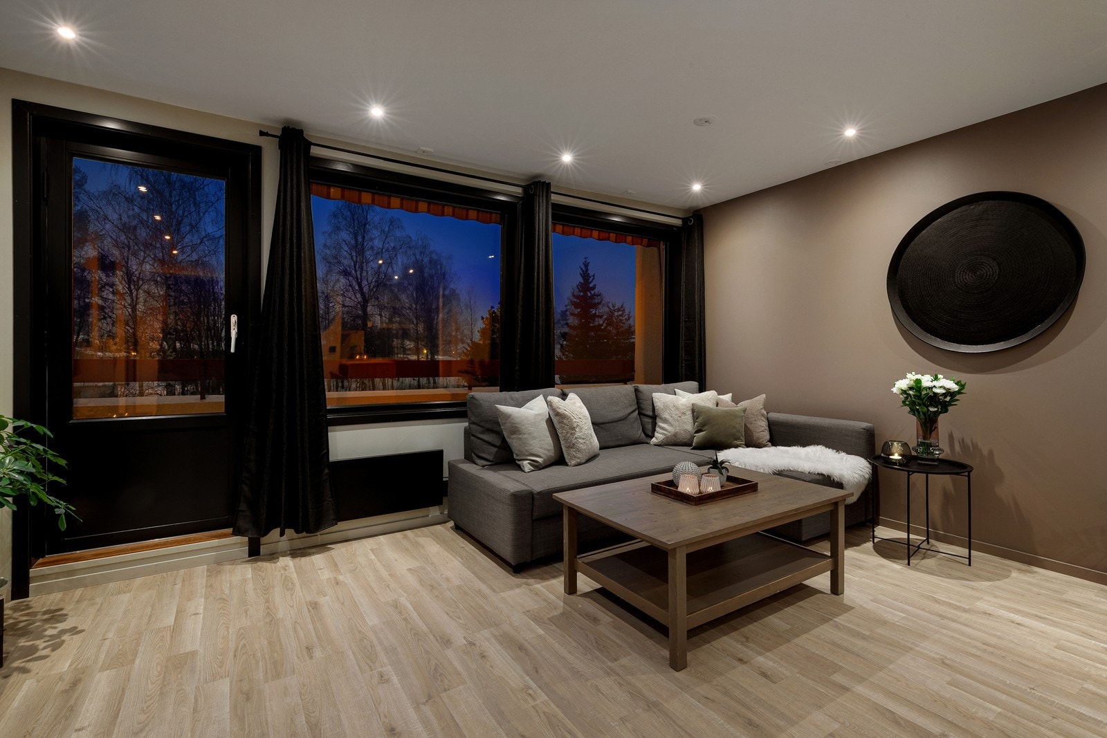 Fra stuen er det utgang til en overbygget balkong. Galleribilde