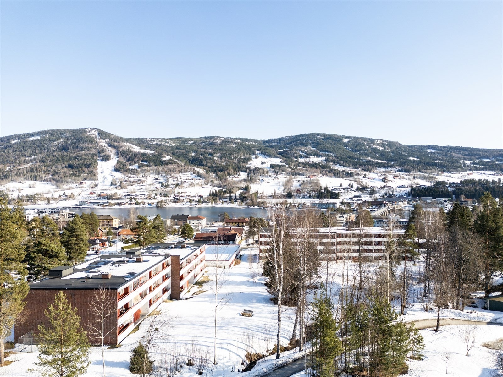 Ellers er det kort vei til fine turmuligheter, og populær tur-sti langs Bergsjø. Galleribilde