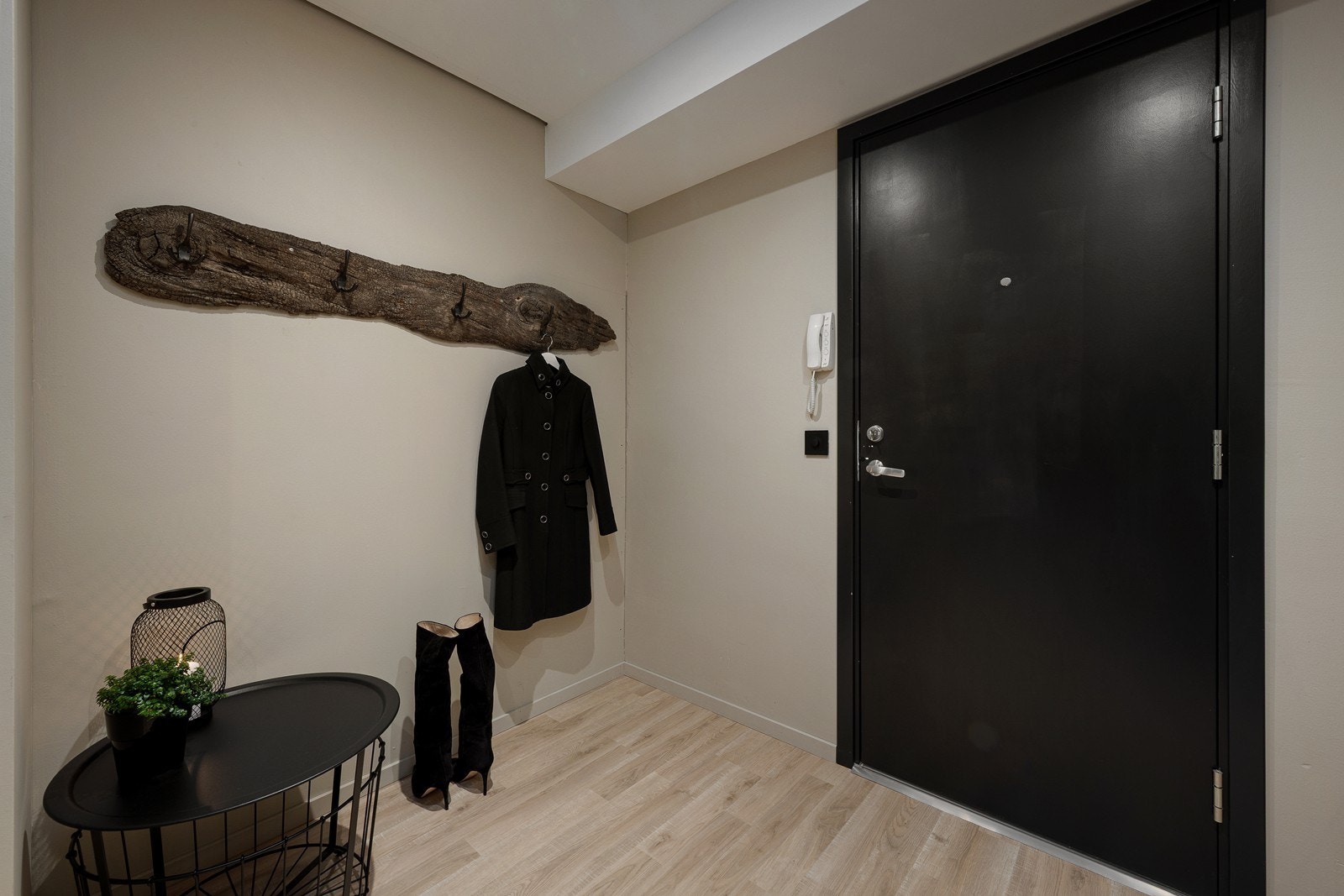 Gangen byr på mulighet for oppheng av yttertøy og oppbevaring av sko. Velkommen inn! Galleribilde