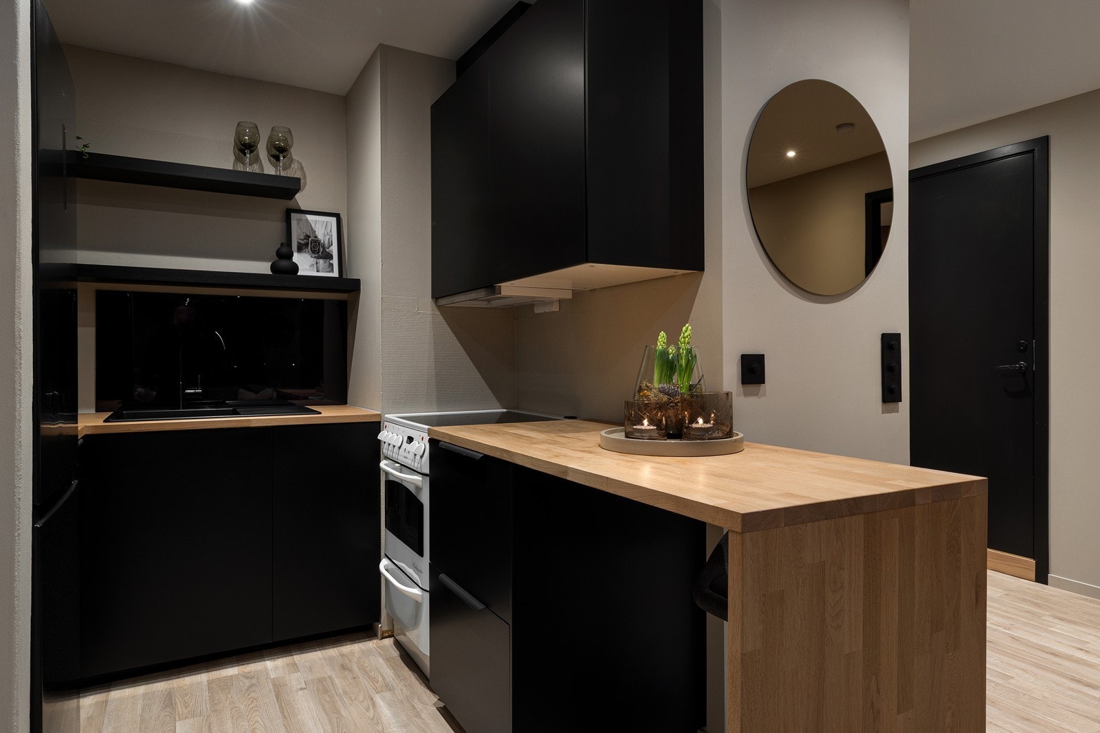 Innredningen er praktisk og arealeffektivt utformet for best mulig funksjonalitet. Galleribilde