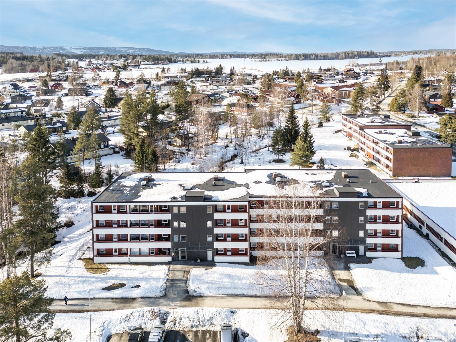 I tillegg disponerer leiligheten en bod i fellesareal og parkeringsplass i felles garasjeanlegg. Galleribilde