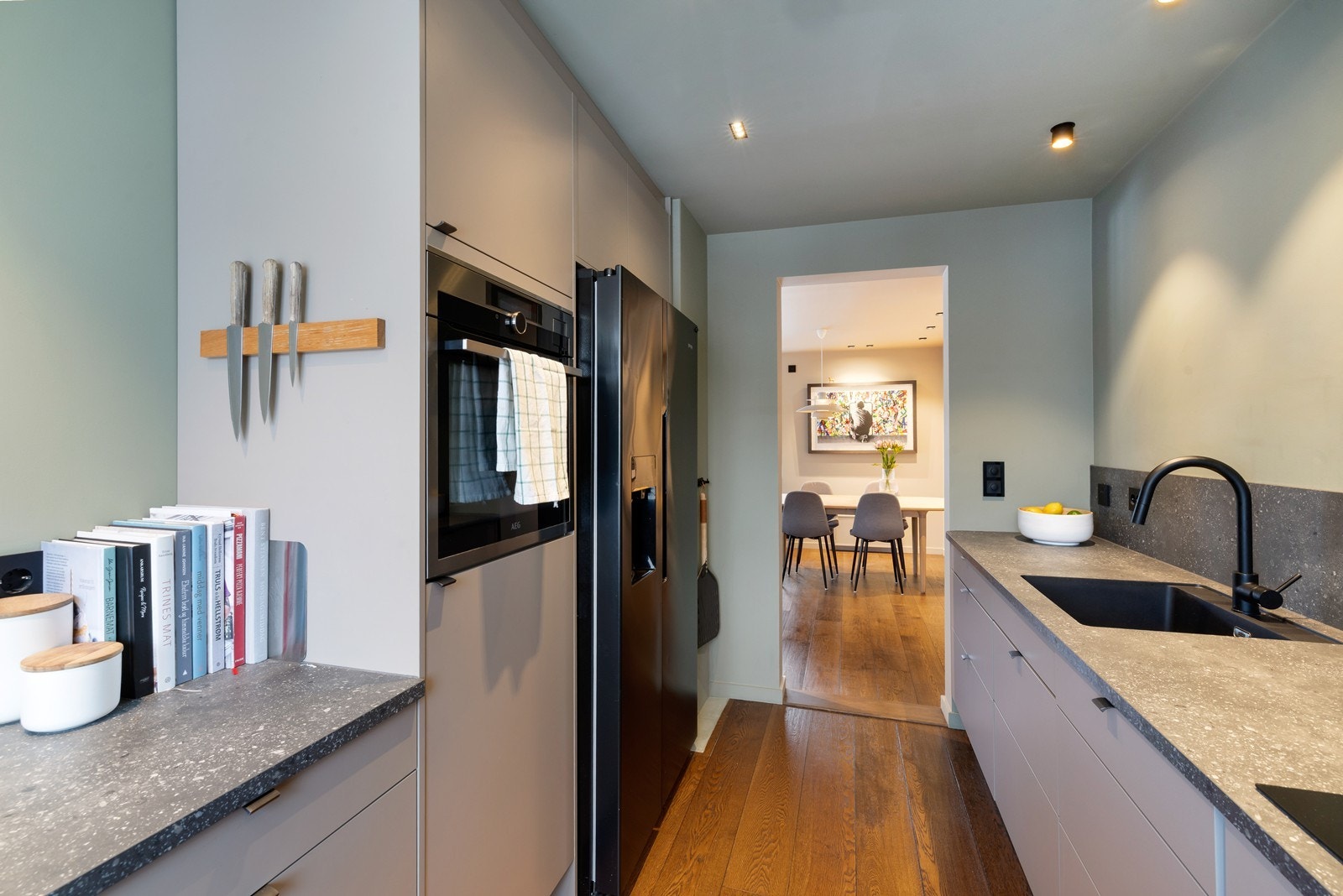 Kjøkkenet er praktisk plassert, i en delvis åpen løsning mot stuen Galleribilde