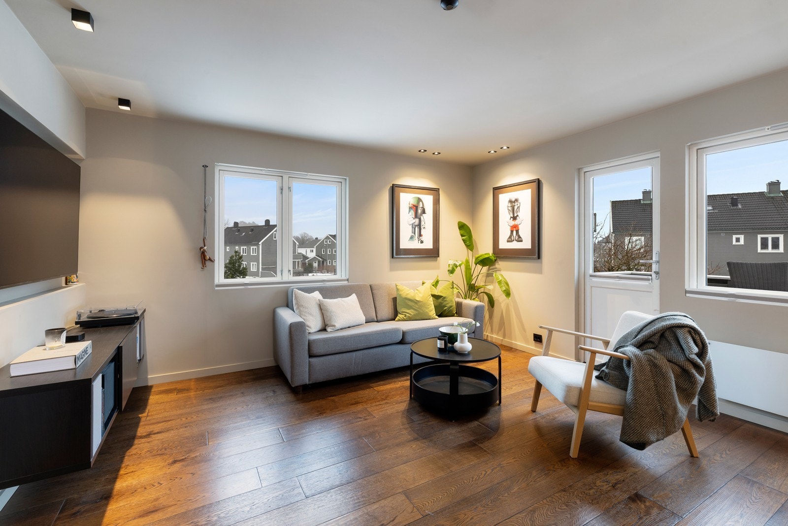 Vindusflater fra to sider sider sørger for rikelig med naturlig lysinnslipp i rommet. Galleribilde