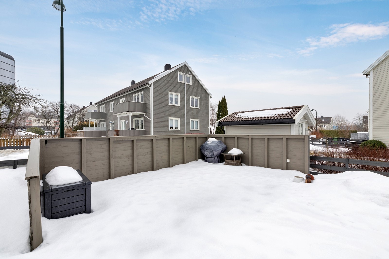 Leiligheten disponerer en romslig terrasse/ uteområde ved inngangsparti. Galleribilde