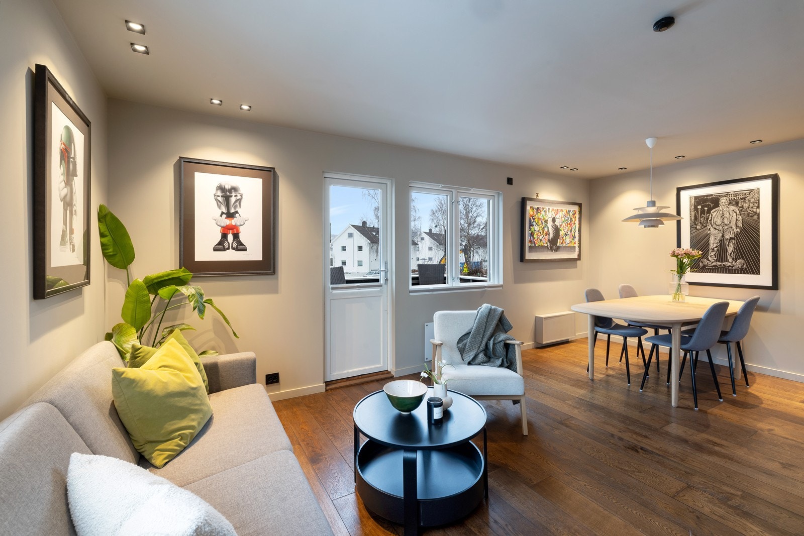 Leiligheten holder en fin standard. De fleste overflater er tatt ila de 5 siste årene, soverom og stue i 2021, gang og kjøkken i 2022. Galleribilde