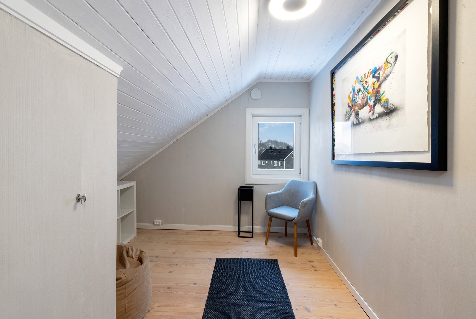 Det medfølger romslige boder i kjeller samt boder på loft hvorav en er innredet. Galleribilde