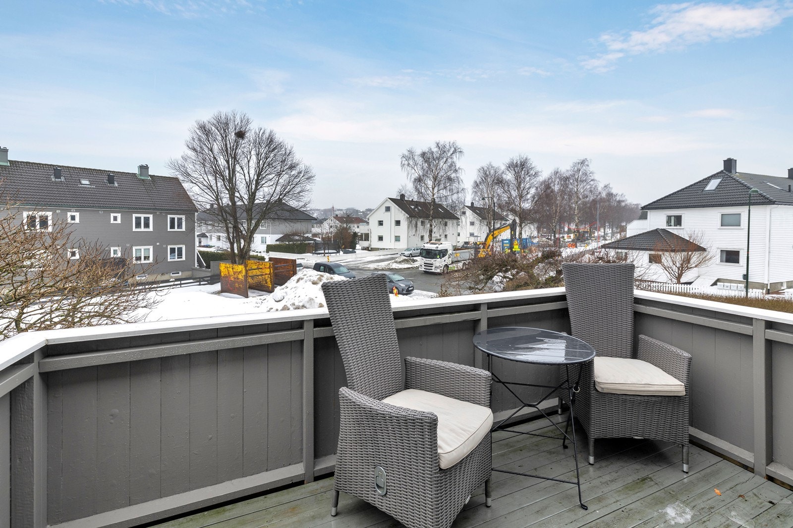 Fra stuen er det utgang til en stor, solrik balkong. Leiligheten disponerer en romslig terrasse/ uteområde ved inngangsparti. Galleribilde