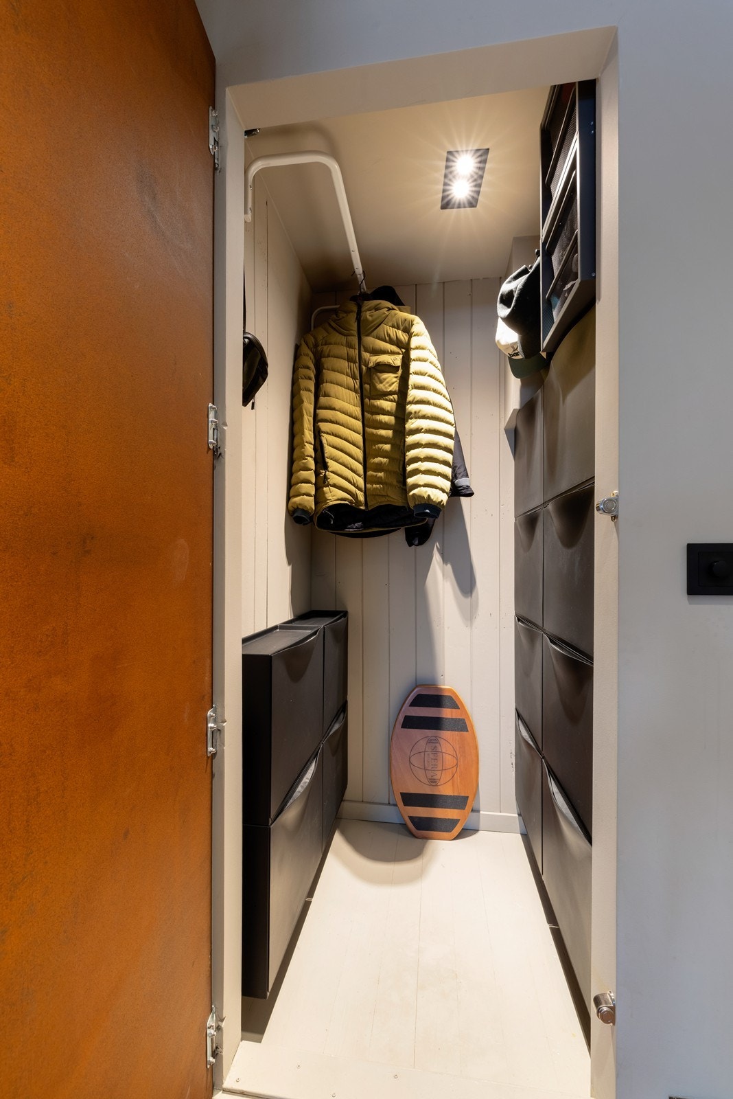 Innvendig bod/ garderobe tilknyttet gangen Galleribilde