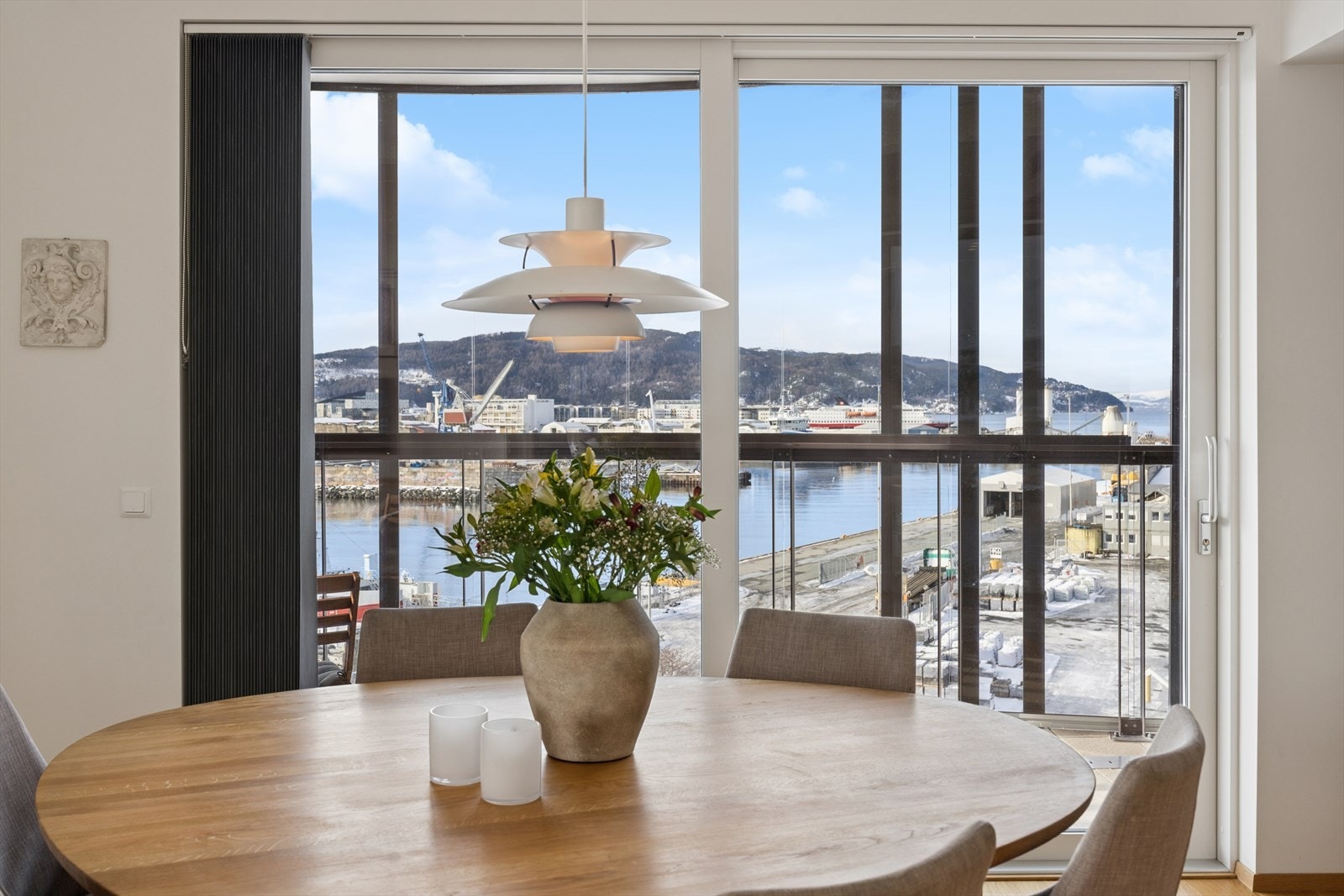 De store skyvedørene i glass visker ut skillet mellom inne- og uterom. Galleribilde