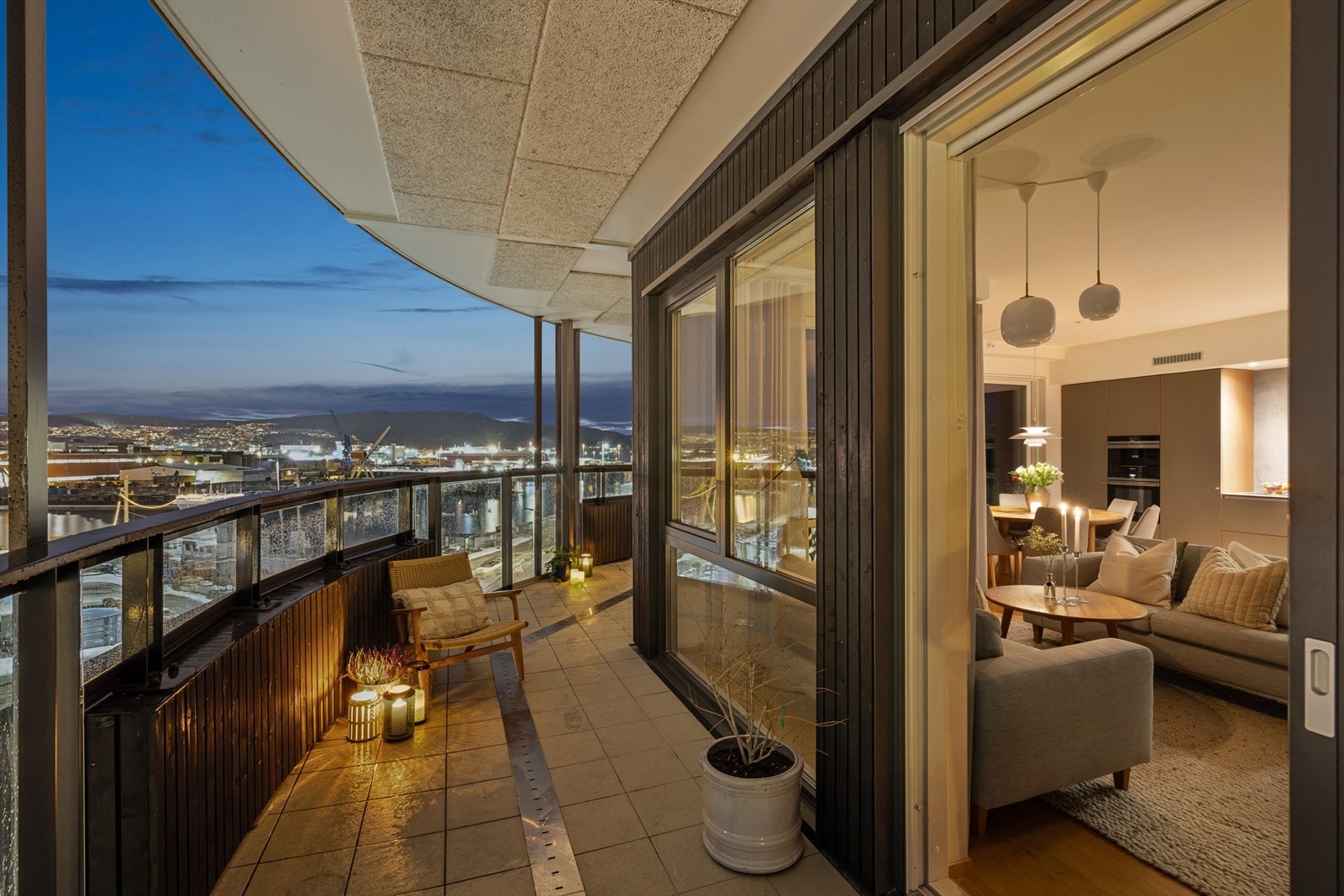 Herfra kan du følge solgangen fra soloppgang i øst til solnedgang i vest. Galleribilde