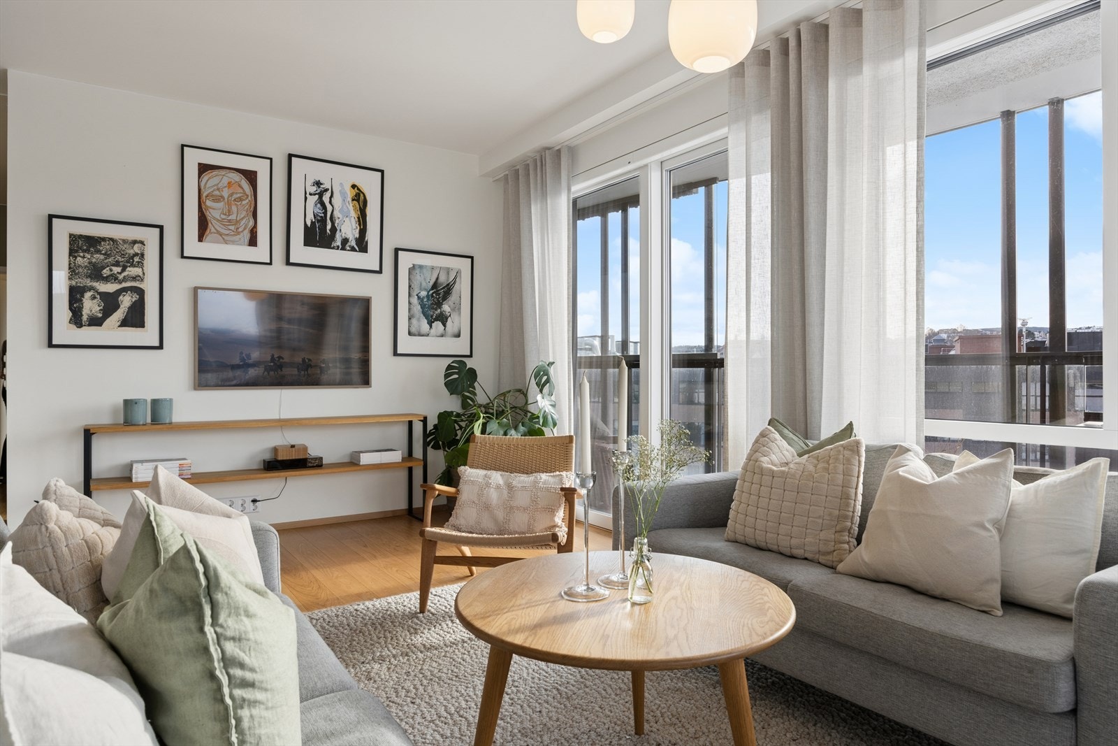 Store vinduer med 3-lags glass sikrer gode lysforhold og effektiv støyisolering. Innvendig solskjerming som er behagelig på solrike dager Galleribilde