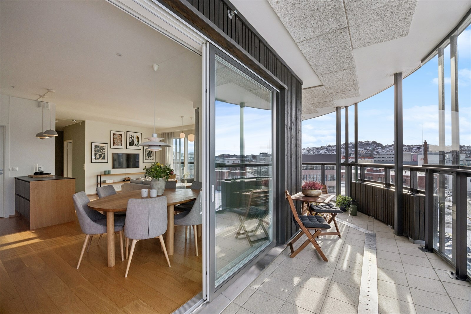 Balkongen har flislagt dekke og god plass til flere sittegrupper og møbleringssoner. Galleribilde