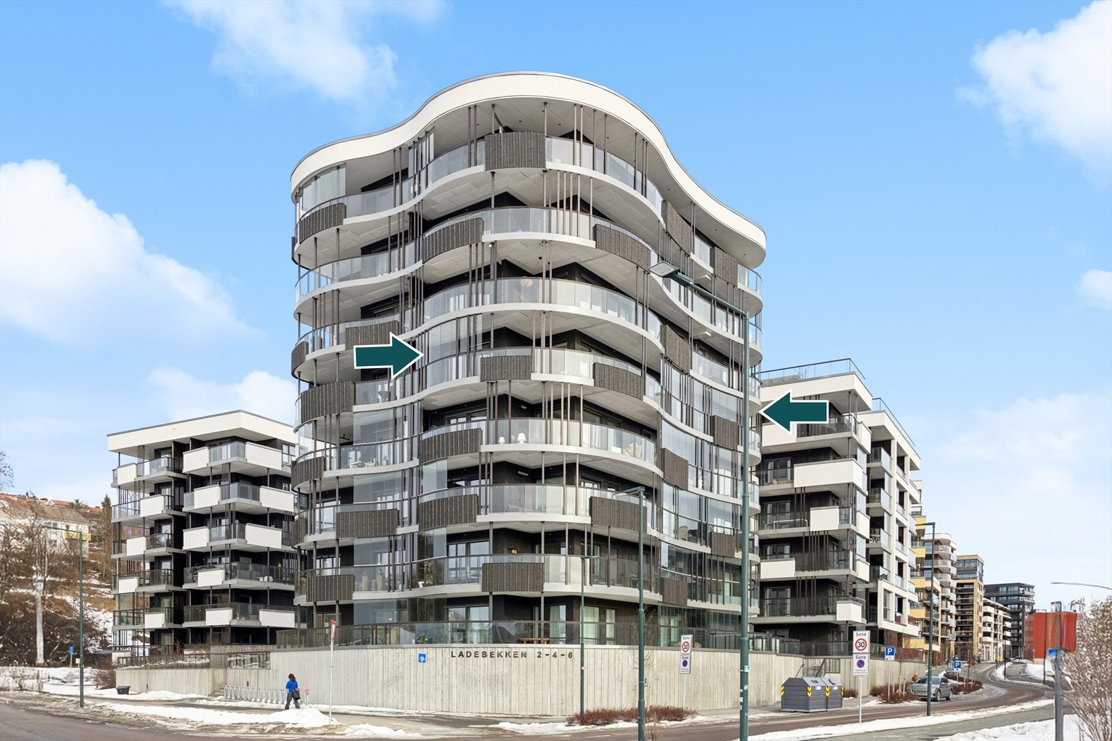 Bygget fra 2021 har en moderne fasade kledd med trekledning og tilhører et veldrevet sameie. Galleribilde