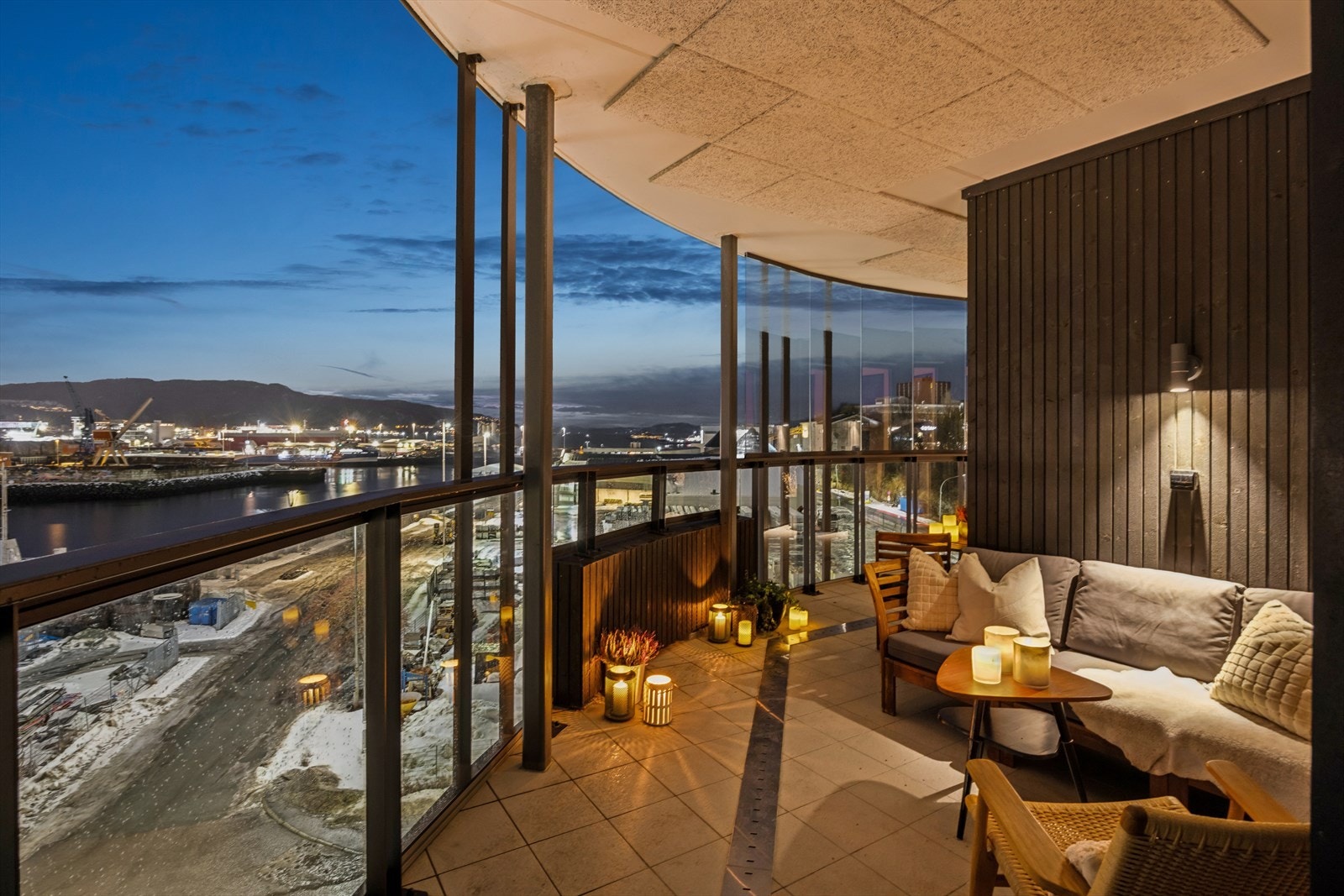 Den gjennomgående leiligheten har en 43 m² stor, sør- og vestvendt balkong som strekker seg langs hele fasaden. Galleribilde