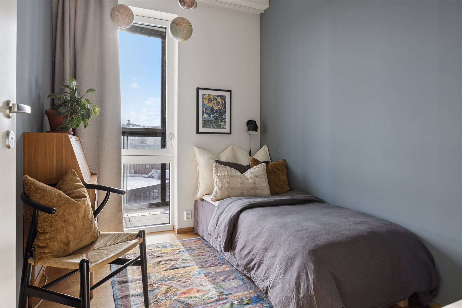 Dette rommet er etablert ved å dele av stuen og fungerer utmerket som kontor eller gjesterom. Dersom du ønsker større stue, kan rommet tilbakestilles. Galleribilde