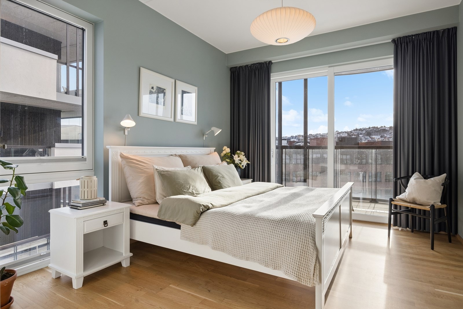 Til hovedsoverommet hører også en romslig walk-in-garderobe for optimal oppbevaring. Galleribilde